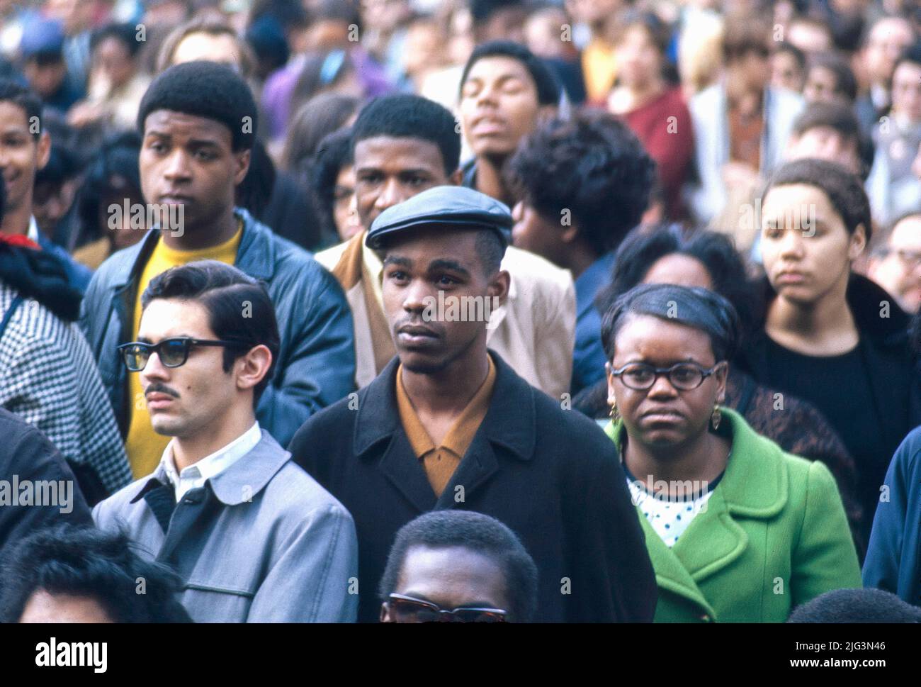 Foule lors d'une manifestation contre l'assassinat de Martin Luther King, Jr., Central Park, New York City, New York, Etats-Unis, Bernard Gotfryd, 5 avril 1968 Banque D'Images