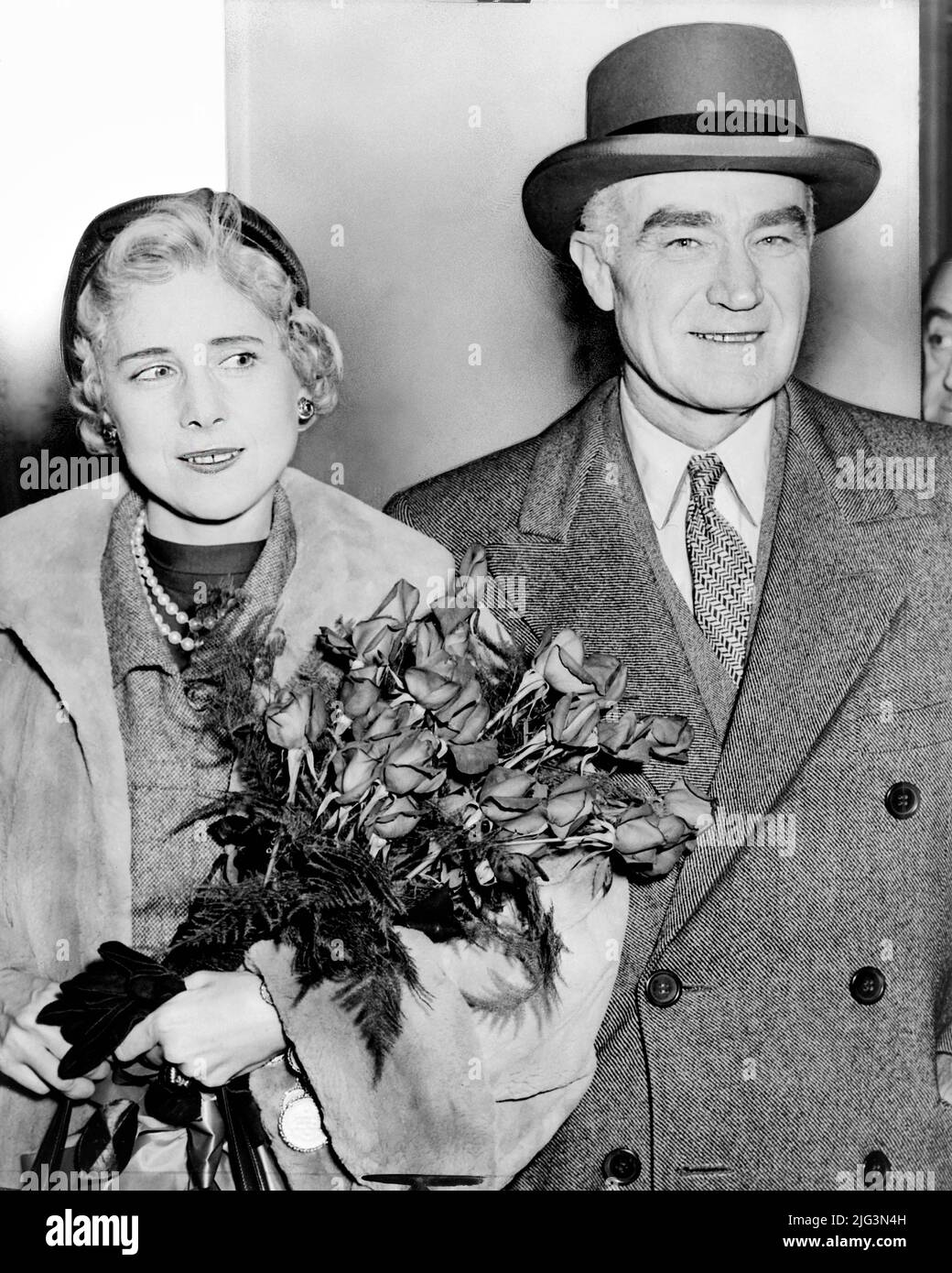 Clare Boothe Luce, ambassadeur des États-Unis en Italie, et son mari, l'éditeur Henry Luce, arrivant à l'aéroport Idlewild, New York, New York, États-Unis, Stanziola, Phil New York World-Telegram et The Sun Newspaper Photograph Collection, 1954 Banque D'Images