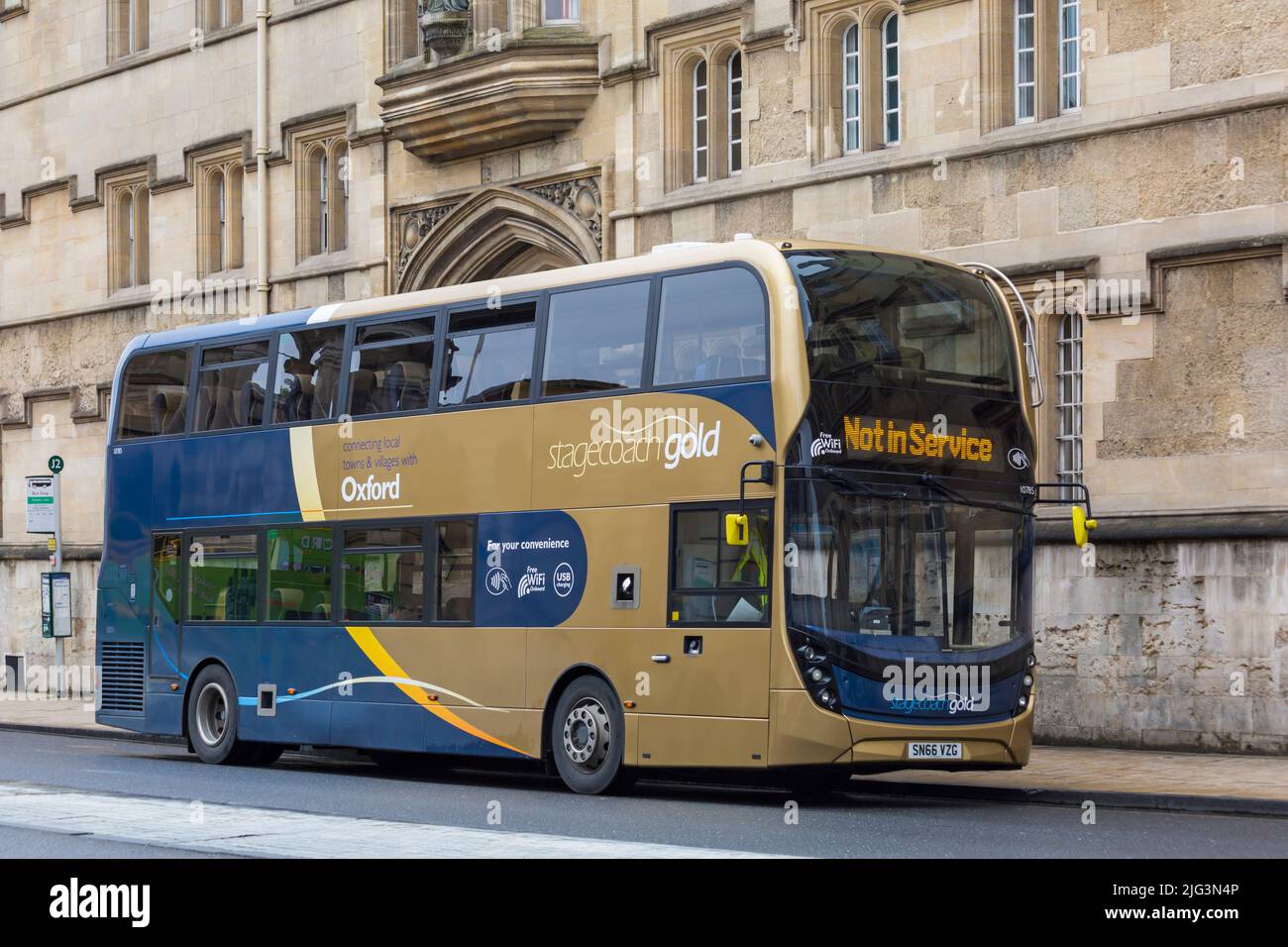 Stagecoach Gold relie les villes et villages locaux à Oxford à Oxford, dans l'Oxfordshire, au Royaume-Uni, lors d'une journée humide de pluie en août Banque D'Images