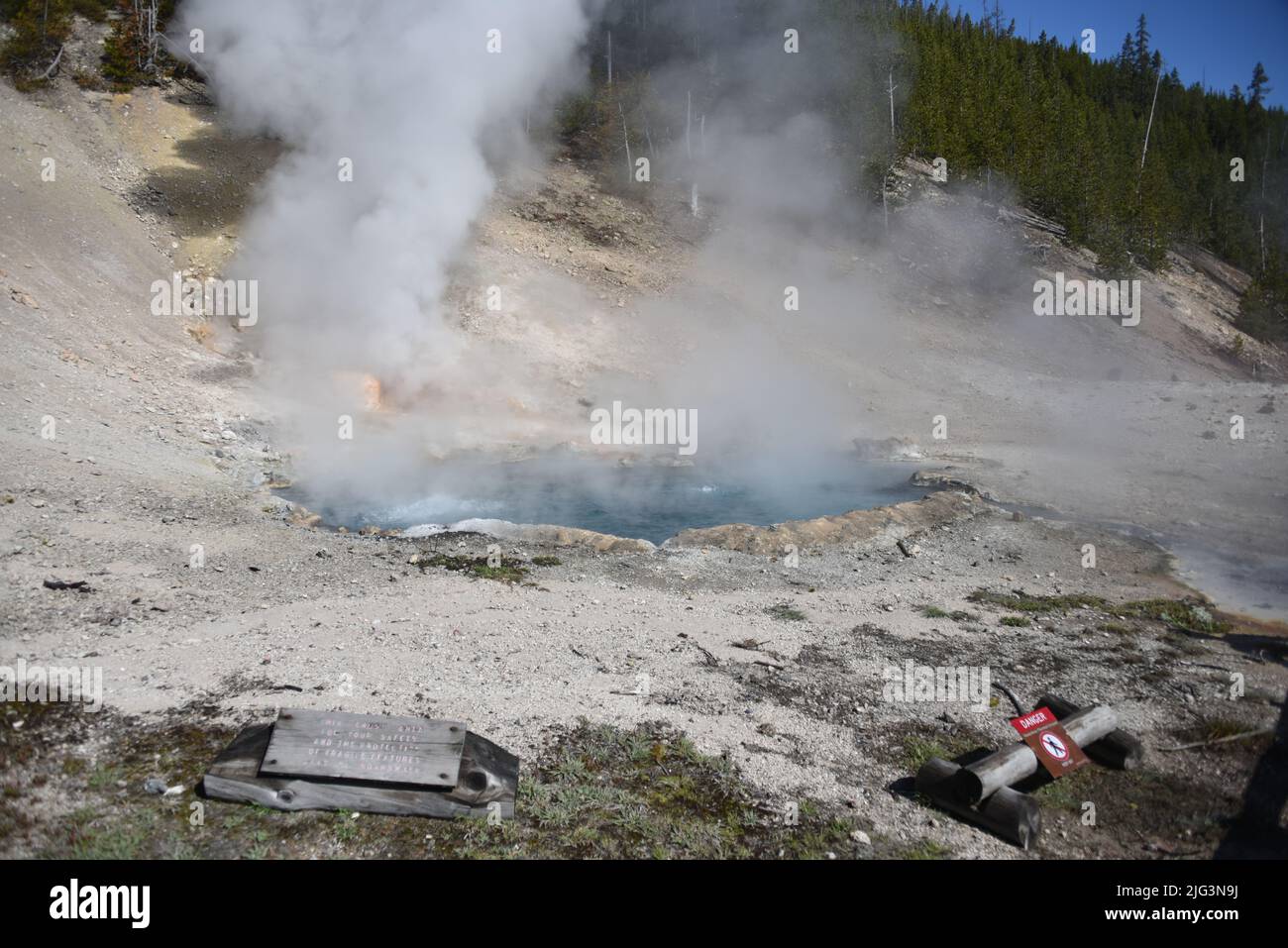 Parc national de Yellowstone, États-Unis. 5/21-24/2022. Beryl Spring est une source chaude en bord de route dans le bassin de Gibbon Geyser. Facilement accessible à pied. Grand surchauffé Banque D'Images