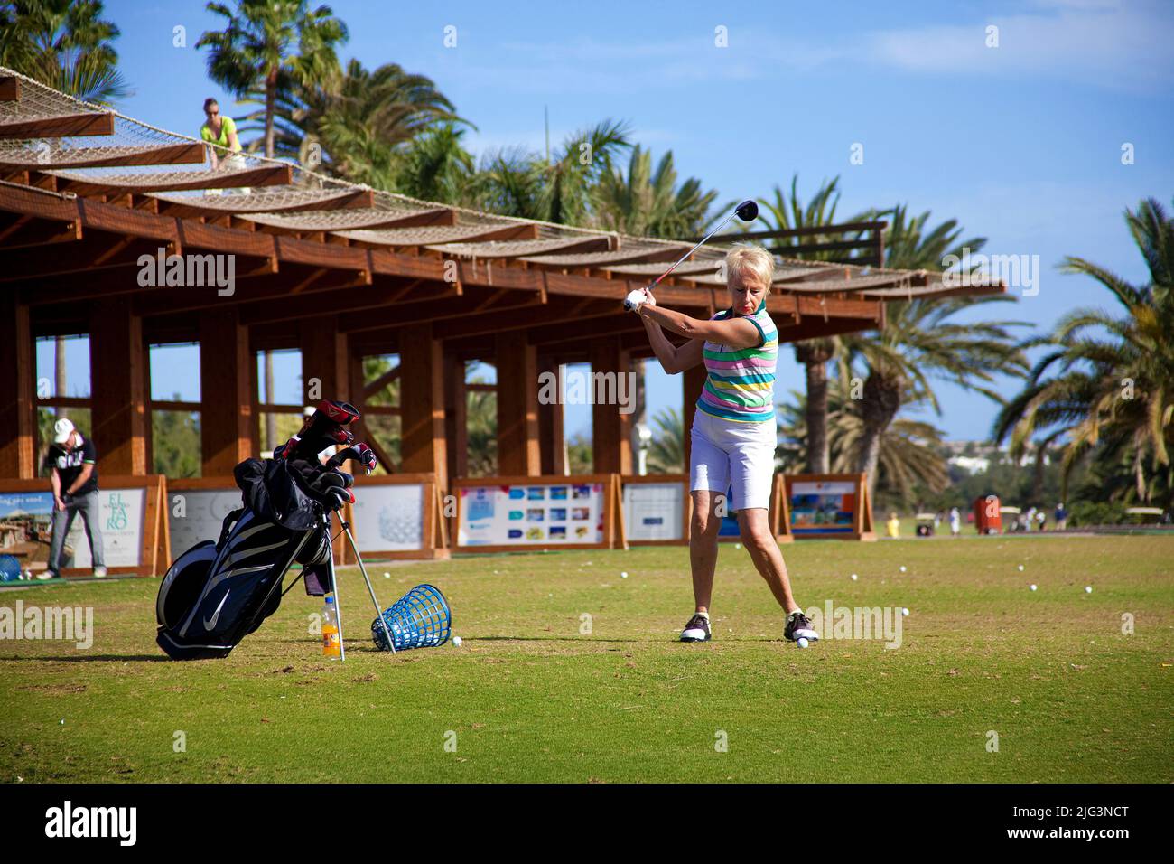 Femme jouant au golf, terrain de golf à Maspalomas, Grand Canary, îles Canaries, Espagne, Europe Banque D'Images