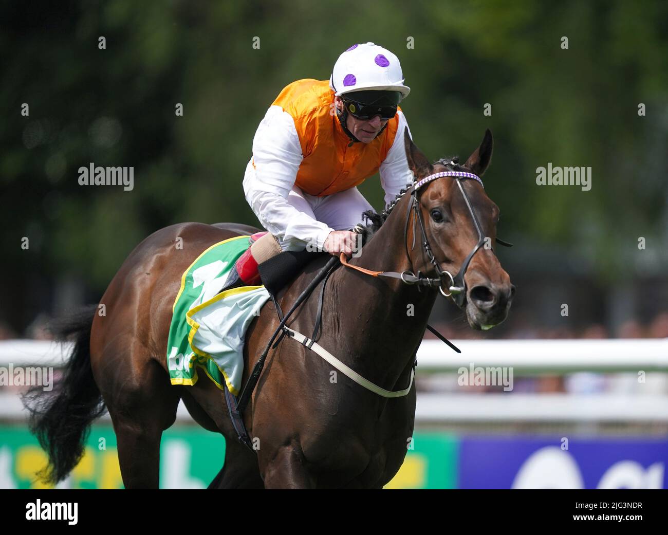 Lévi létal monté par Jimmy Quinn (à droite) sur le chemin de gagner le Bet Boost à bet365 handicap le jour des dames du Moet et Chandon juillet Festival à Newmarket racecourse, Suffolk. Date de la photo: Jeudi 7 juillet 2022. Banque D'Images