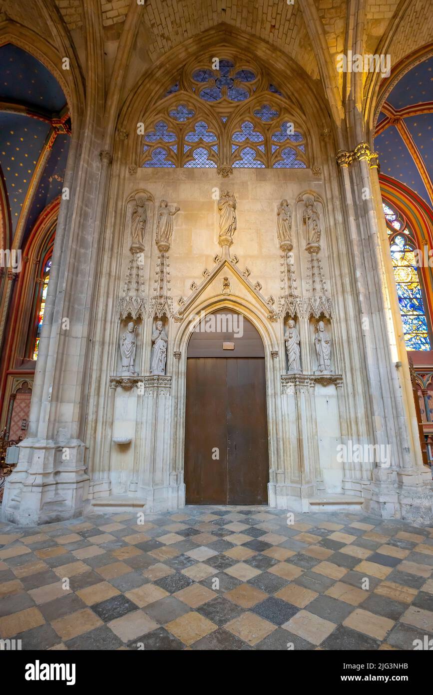 Entrée à la Sacristie. La Cathédrale Sainte-Croix d'Orléans dans la région Centre-Val de Loire en France. C'était à l'origine bui Banque D'Images
