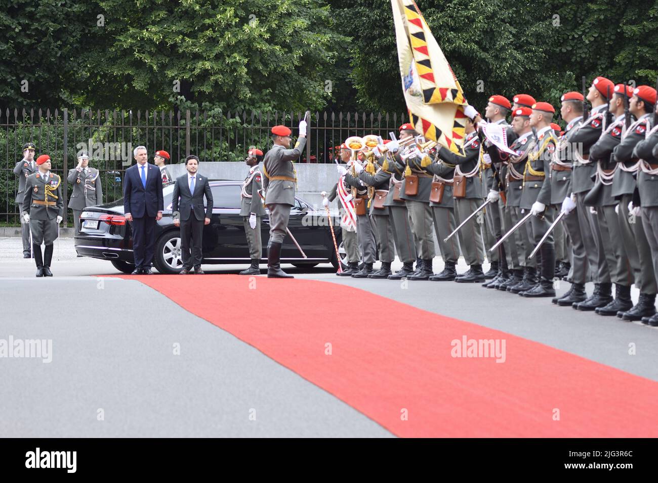 Vienne, Autriche. 07th juillet 2022. Le Chancelier fédéral Karl Nehammer (L) reçoit le Premier ministre du Monténégro Dritan Abazović (R) pour une visite officielle à Vienne. Réception avec honneurs militaires Banque D'Images