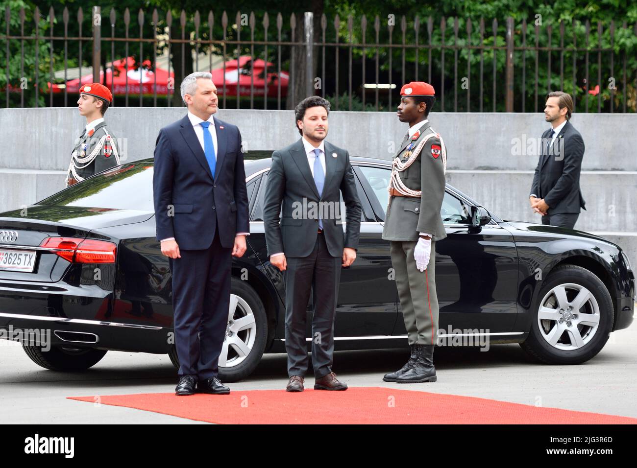 Vienne, Autriche. 07th juillet 2022. Le Chancelier fédéral Karl Nehammer (L) reçoit le Premier ministre du Monténégro Dritan Abazović (R) pour une visite officielle à Vienne. Réception avec honneurs militaires Banque D'Images