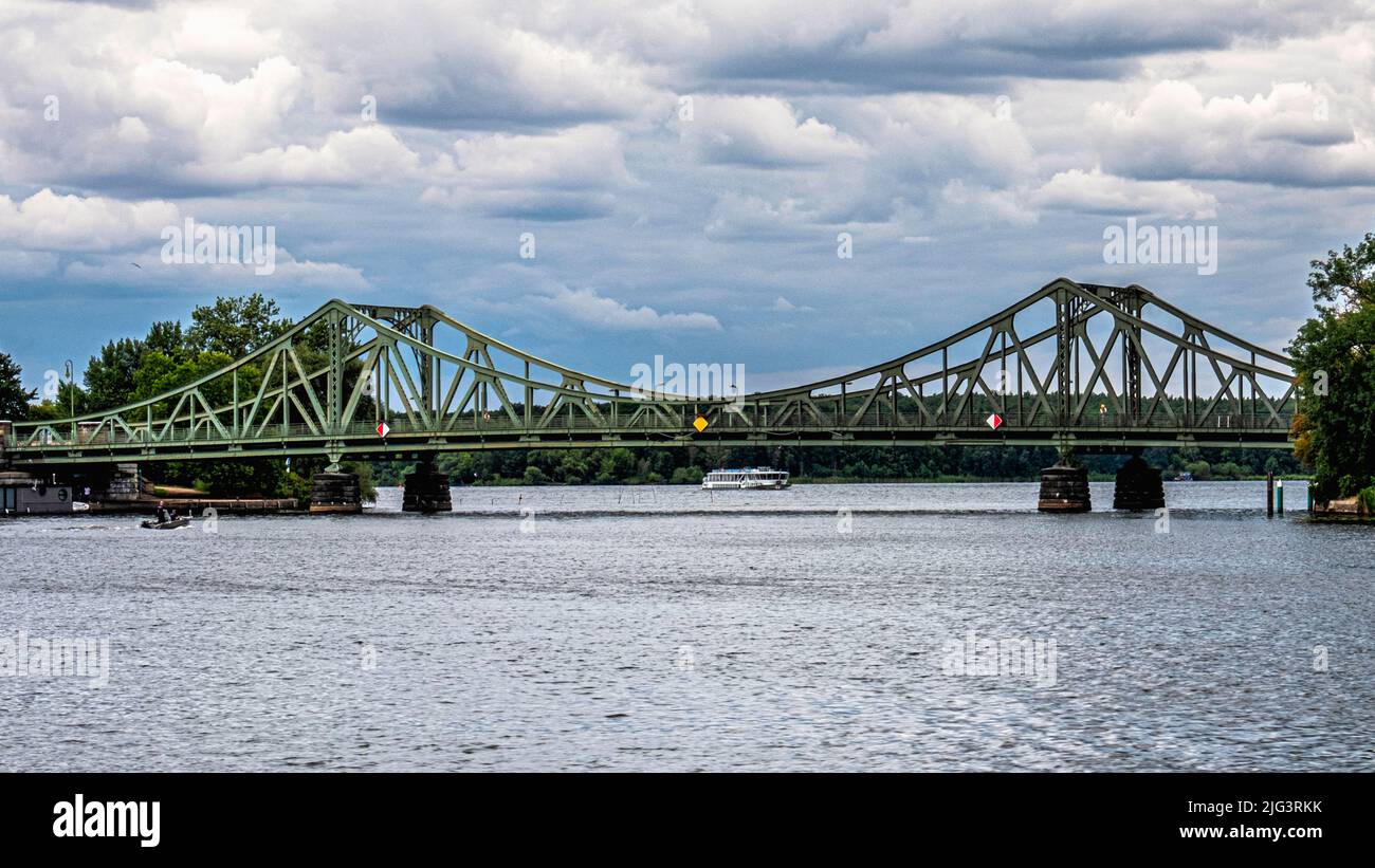 Pont Glienicke de Berlin traversant la Havel, pont à colombages avec structure en acier suspendue Banque D'Images