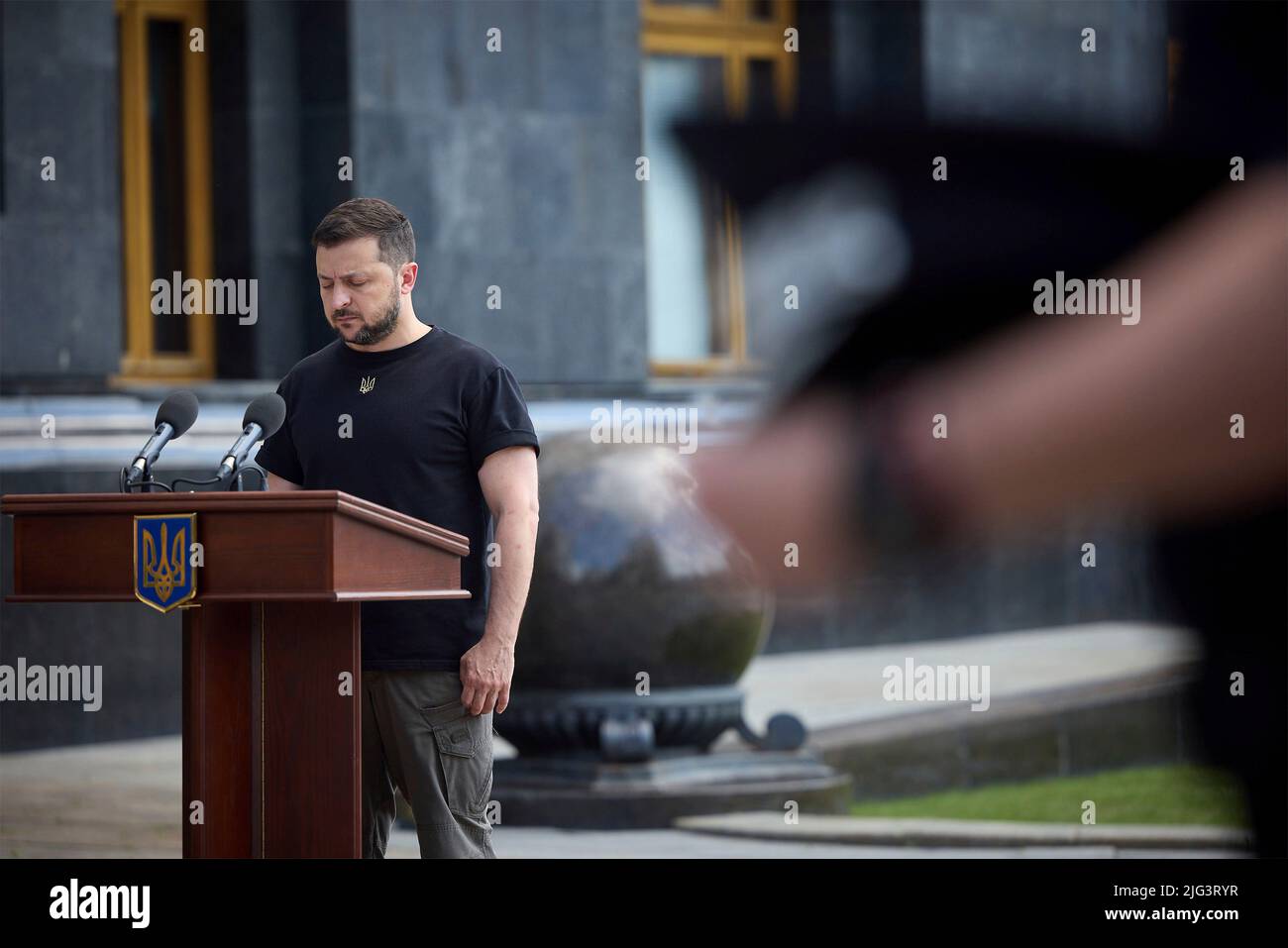 Kiev, Ukraine. 04 juillet 2022. Le président ukrainien Volodymyr Zelenskyy, se dresse un moment de silence lors d’un événement célébrant le 7th anniversaire de la police nationale, 4 juillet 2022, à Kiev, en Ukraine. Credit: Présidence de l'Ukraine/Bureau de presse présidentiel ukrainien/Alamy Live News Banque D'Images