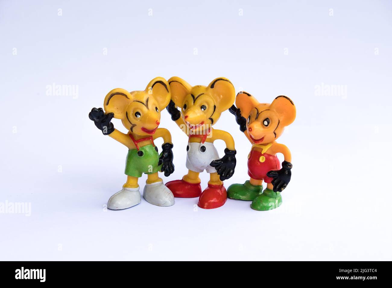Version allemande (GDR) de Mickey Mouse. Vieux jouet en caoutchouc de souris sans marque. Figurines rétro colorées de souris. Jouet soviétique d'époque populaire de 70s et 80s. Banque D'Images