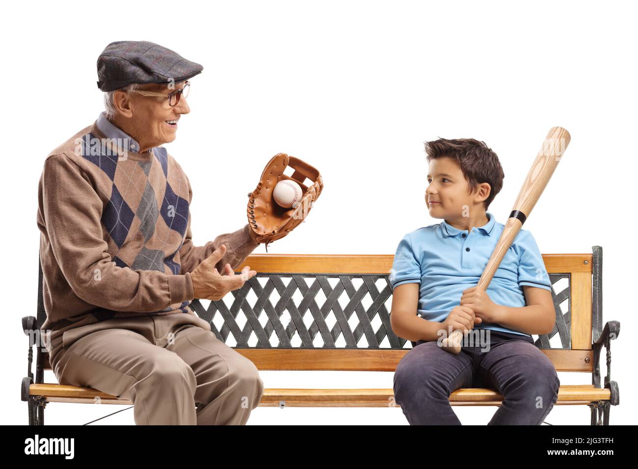 Grand-père avec un gant de baseball et une balle parlant à un garçon et assis sur un banc isolé sur fond blanc Banque D'Images