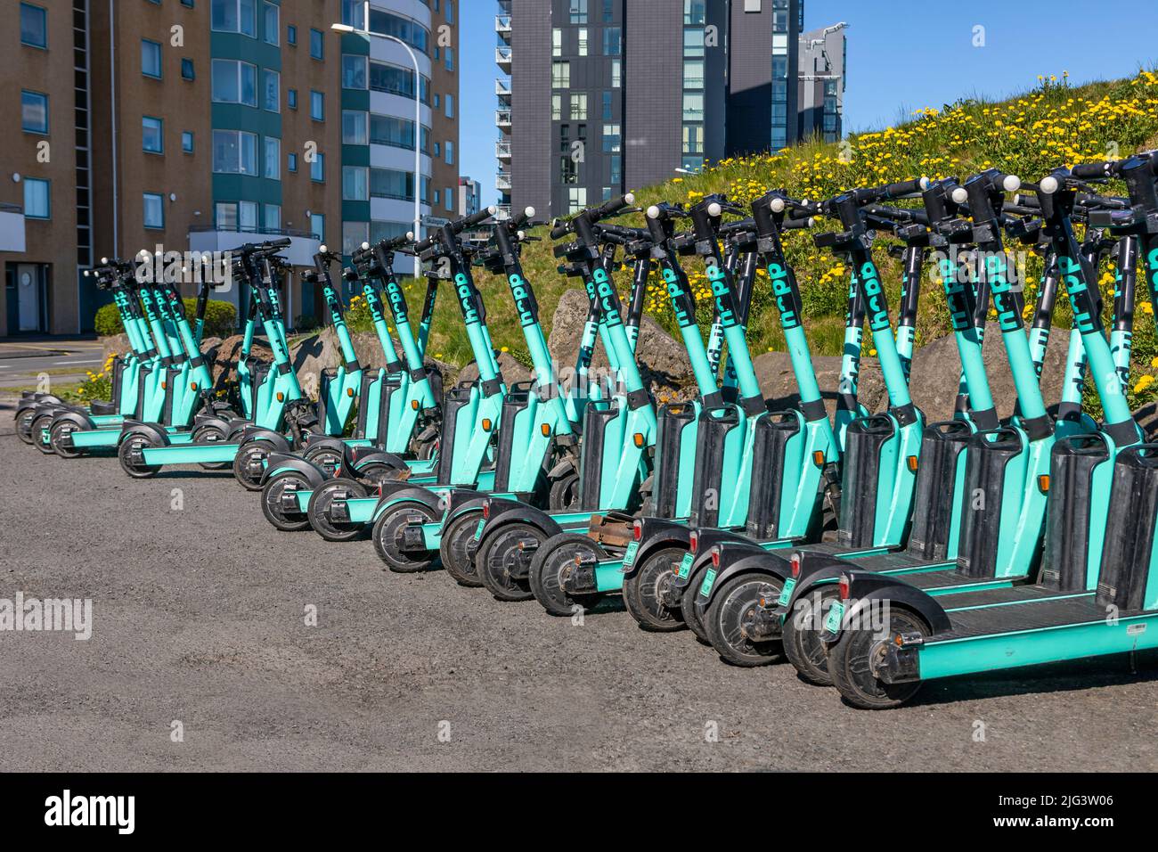 Scooters électriques garés à Reykjavík Banque D'Images