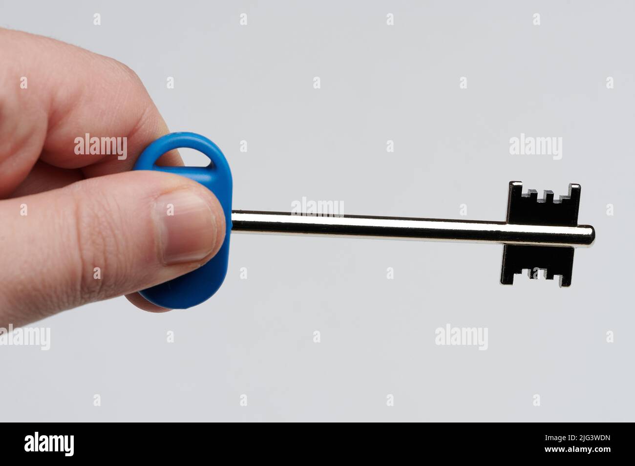 Thème de l'immobilier d'entreprise. Clé d'appartement en métal à portée de main Banque D'Images