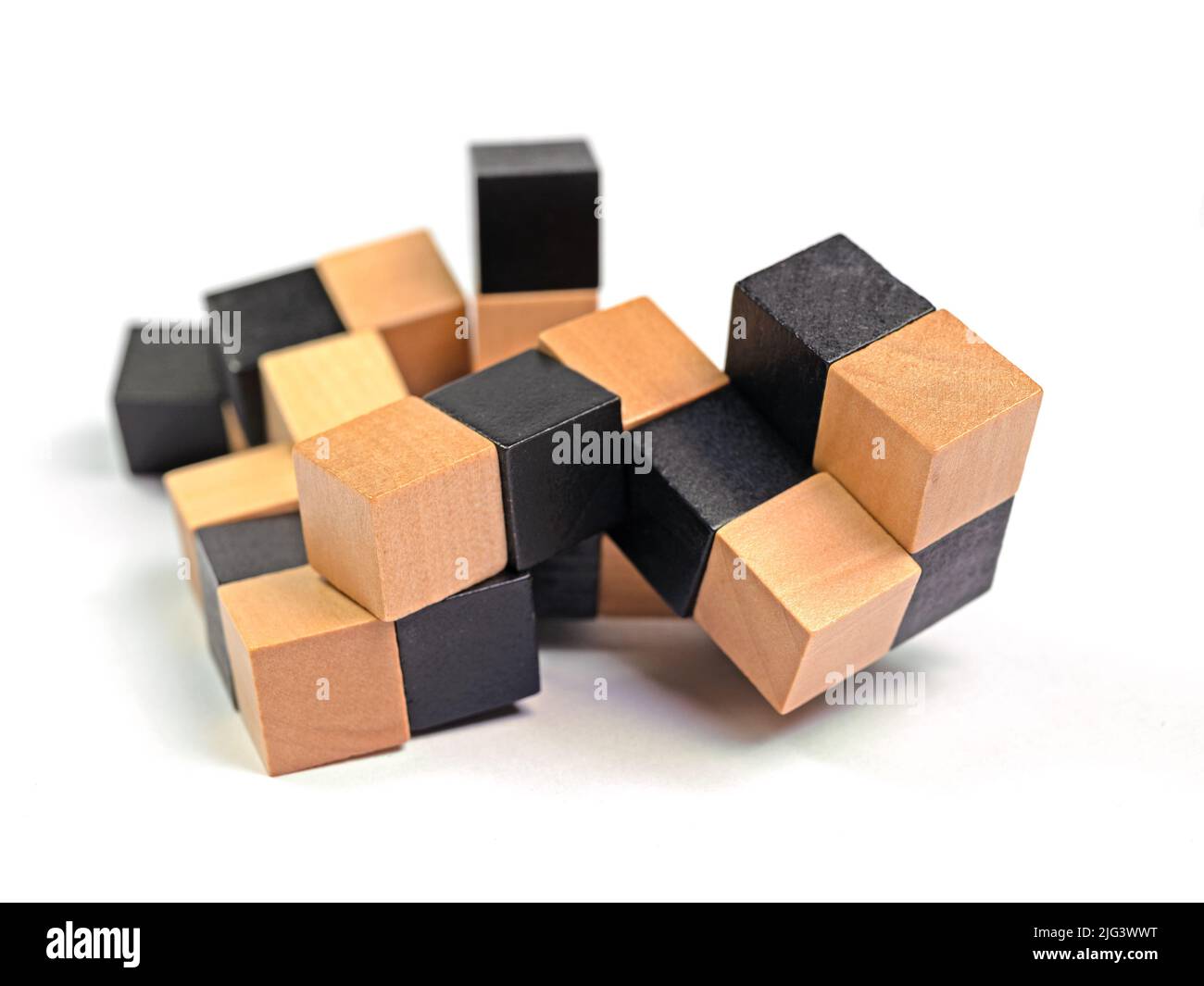 Puzzle en cubes de bois sur fond blanc Banque D'Images