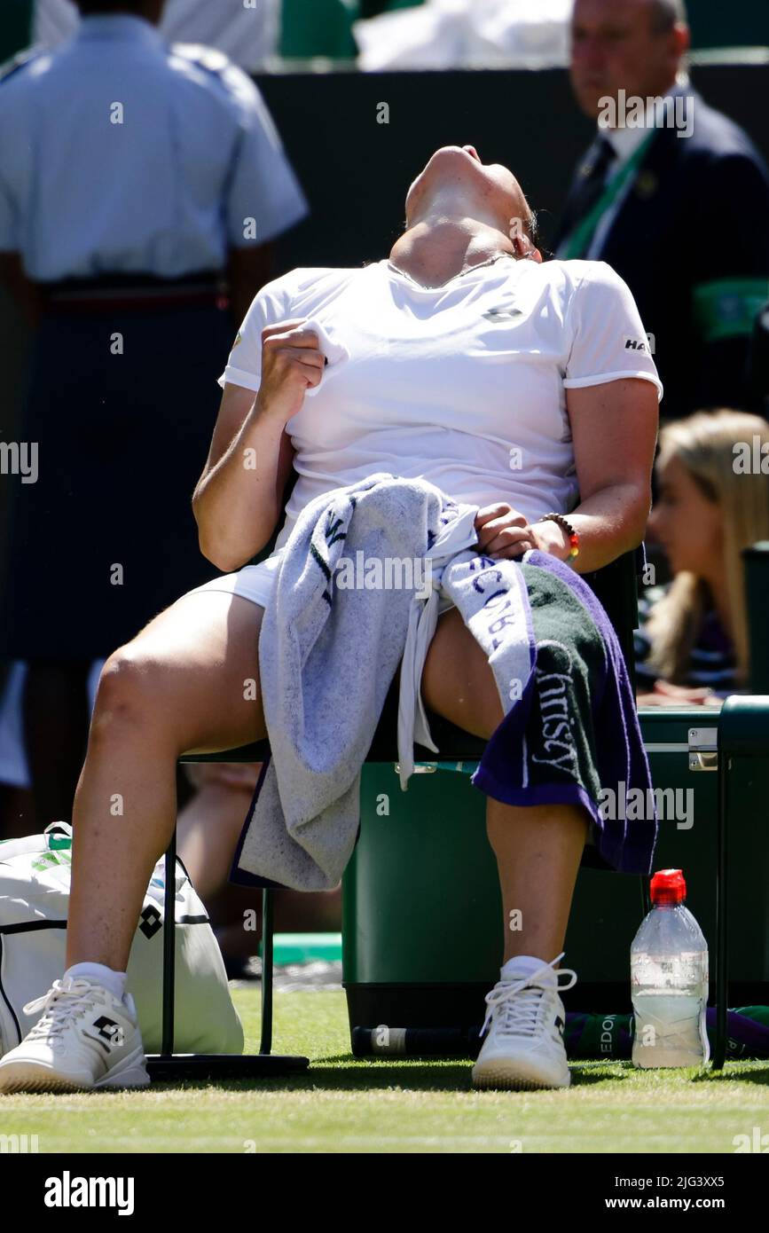 Londres, Royaume-Uni, 7th juillet 2022: ONS Jabeur, de Tunisie, est en action lors du match sémifinal féminin au All England Lawn tennis and Croquet Club de Londres. Credit: Frank Molter/Alamy Live News Banque D'Images