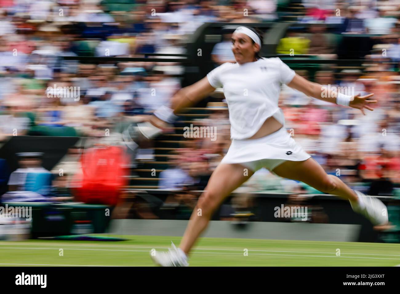 Londres, Royaume-Uni, 7th juillet 2022: ONS Jabeur, de Tunisie, est en action lors du match sémifinal féminin au All England Lawn tennis and Croquet Club de Londres. Credit: Frank Molter/Alamy Live News Banque D'Images