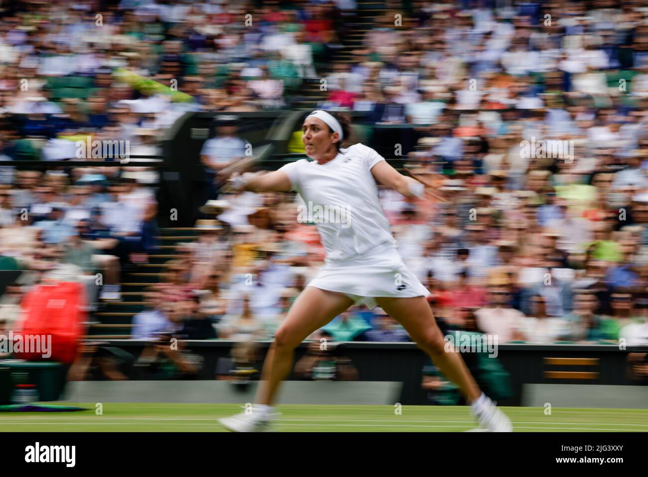 Londres, Royaume-Uni, 7th juillet 2022: ONS Jabeur, de Tunisie, est en action lors du match sémifinal féminin au All England Lawn tennis and Croquet Club de Londres. Credit: Frank Molter/Alamy Live News Banque D'Images