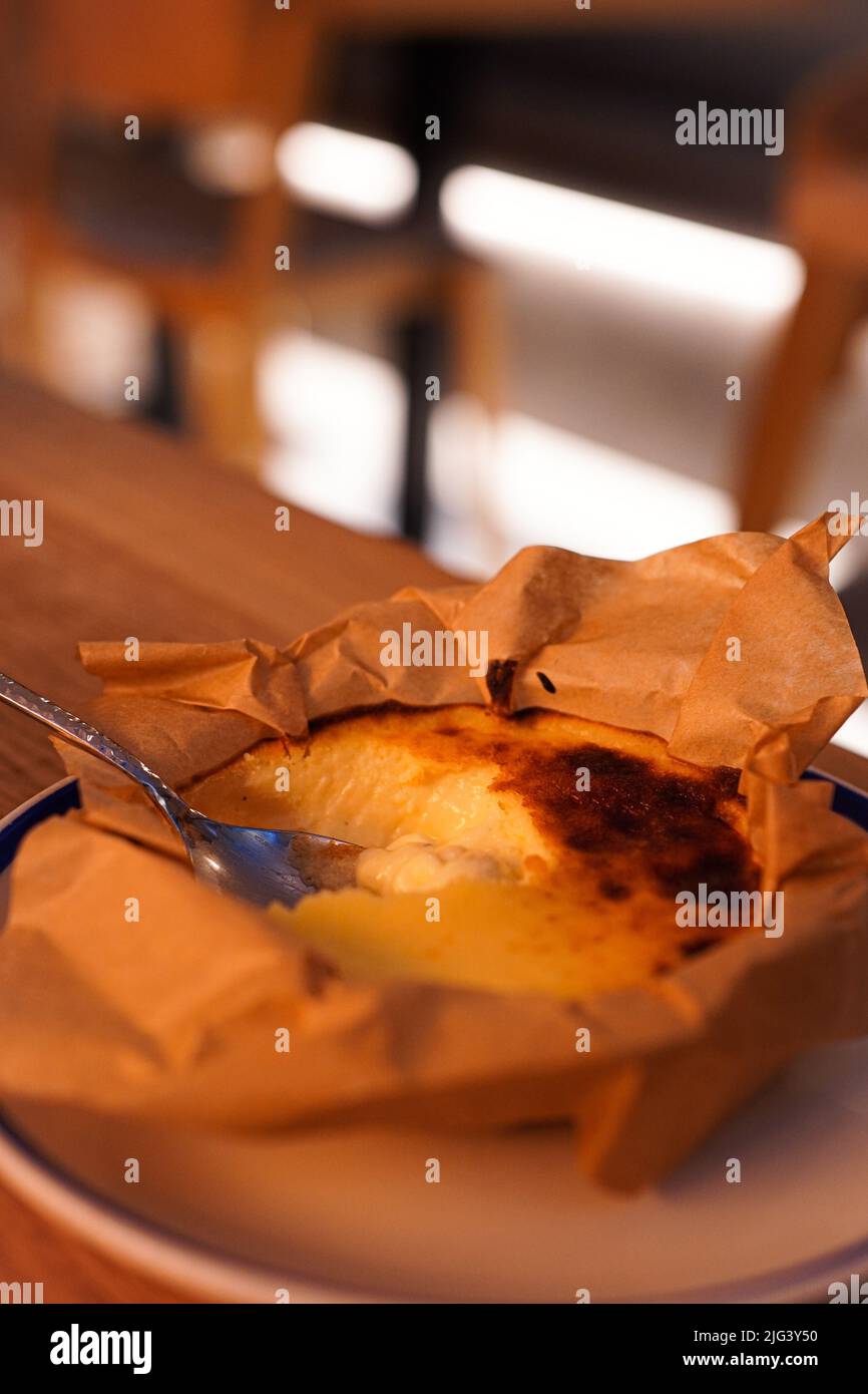 Cheesecake basque au restaurant en Espagne Banque D'Images