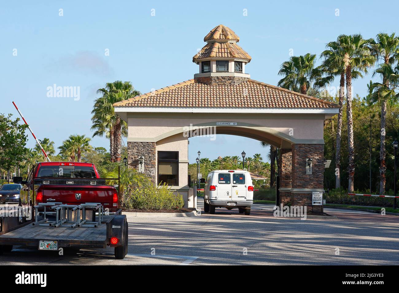 porte d'entrée, communauté fermée, camion en attente d'approbation, barre de sortie relevée, toit en tuiles, palmiers, sécurité, Floride, Venise, FL, été Banque D'Images