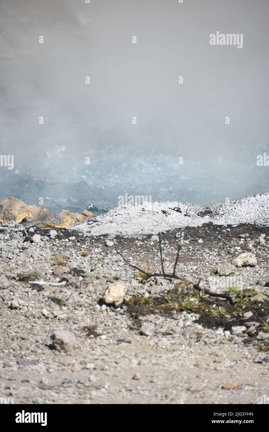 Parc national de Yellowstone, États-Unis. 5/21-24/2022. Beryl Spring est une source chaude en bord de route dans le bassin de Gibbon Geyser. Facilement accessible à pied. Grand surchauffé Banque D'Images