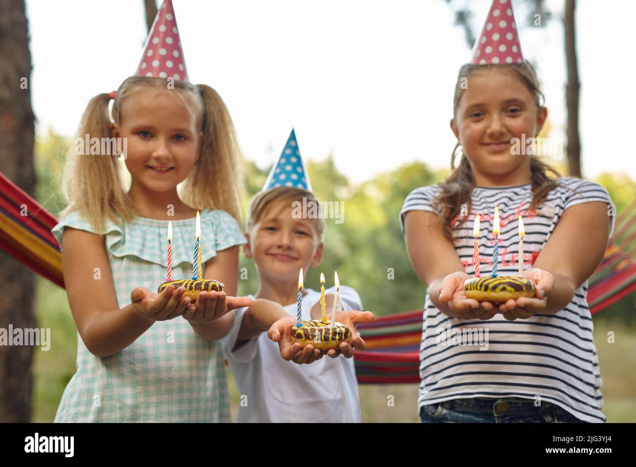 Garçon et fille fêtant leur anniversaire en plein air dans le jardin Banque D'Images