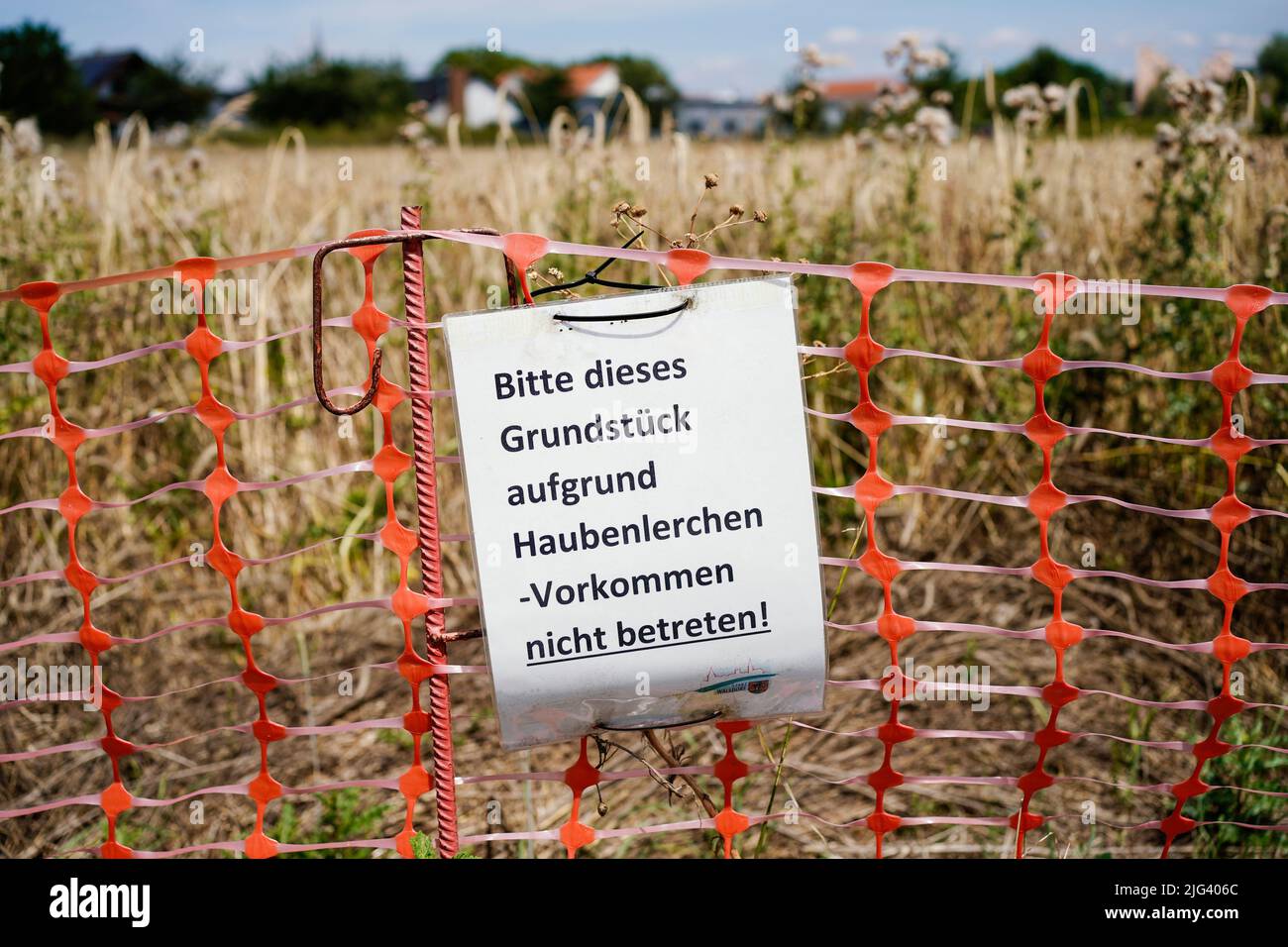 Walldorf, Allemagne. 06th juillet 2022. Sur une clôture autour d'une zone avec des sites de reproduction de larche à crête, un panneau indiquant « Veuillez ne pas entrer dans cette propriété en raison d'un événement de larche à crête ! » Le district du Rhin-Neckar avait ordonné en mai que les chats ne soient pas autorisés à se déplacer dans la zone de reproduction des larves à crête en danger critique dans le sud de la ville de Walldorf d'avril à août jusqu'en 2025. (À dpa 'le commissaire chargé de la protection des données examine la gestion des données de chat à Walldorf') Credit: Uwe Anspach/dpa/Alay Live News Banque D'Images