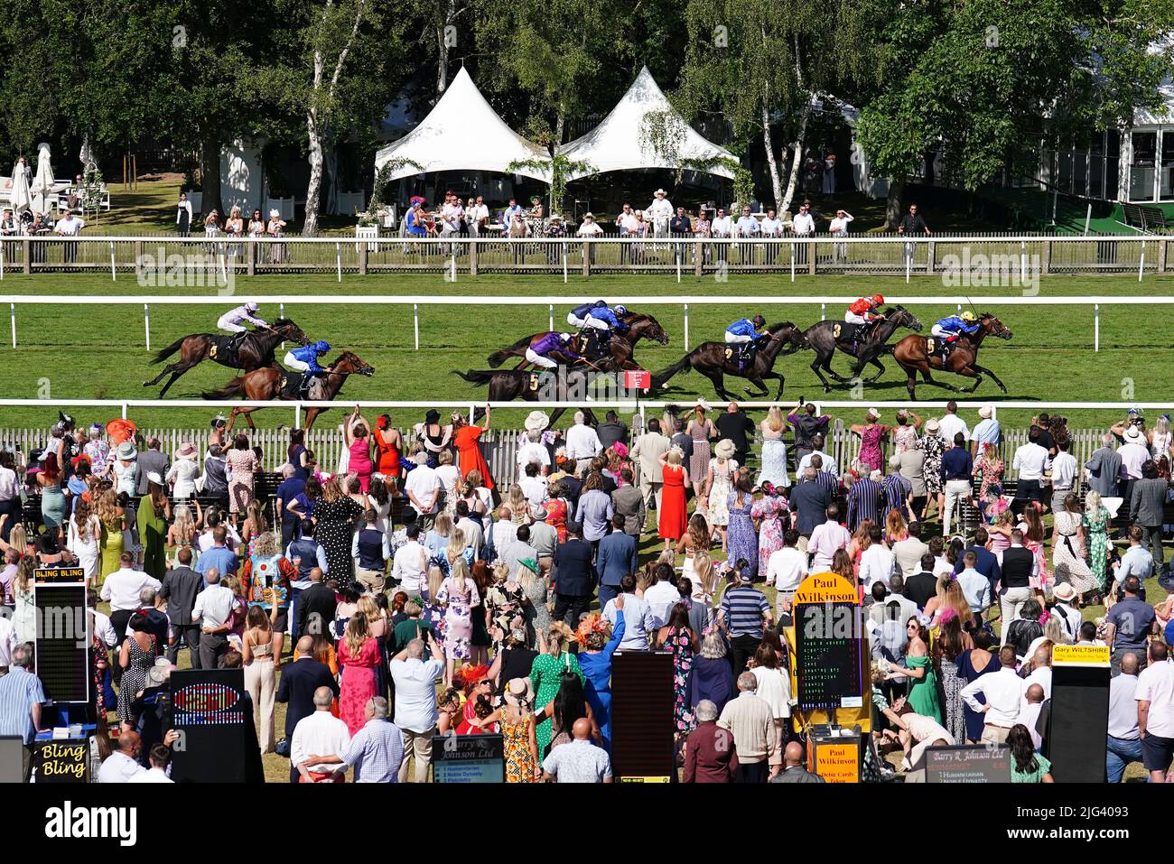Des Ulysses puissantes, criblées par France Dettori (à droite) sur la voie de la victoire des avocats Edmondson Hall Sir Henry Cecil met le jour des Ladies du Moet et Chandon juillet Festival à Newmarket racecourse, Suffolk. Date de la photo: Jeudi 7 juillet 2022. Banque D'Images