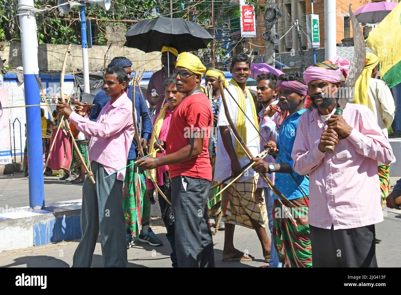 Burdwan, Purba Bardhaman, Bengale-Occidental / Inde - 07 juillet 2022: Les peuples autochtones ont bloqué les routes à Burdwan avec des armes traditionnelles dans de multiples demandes Banque D'Images