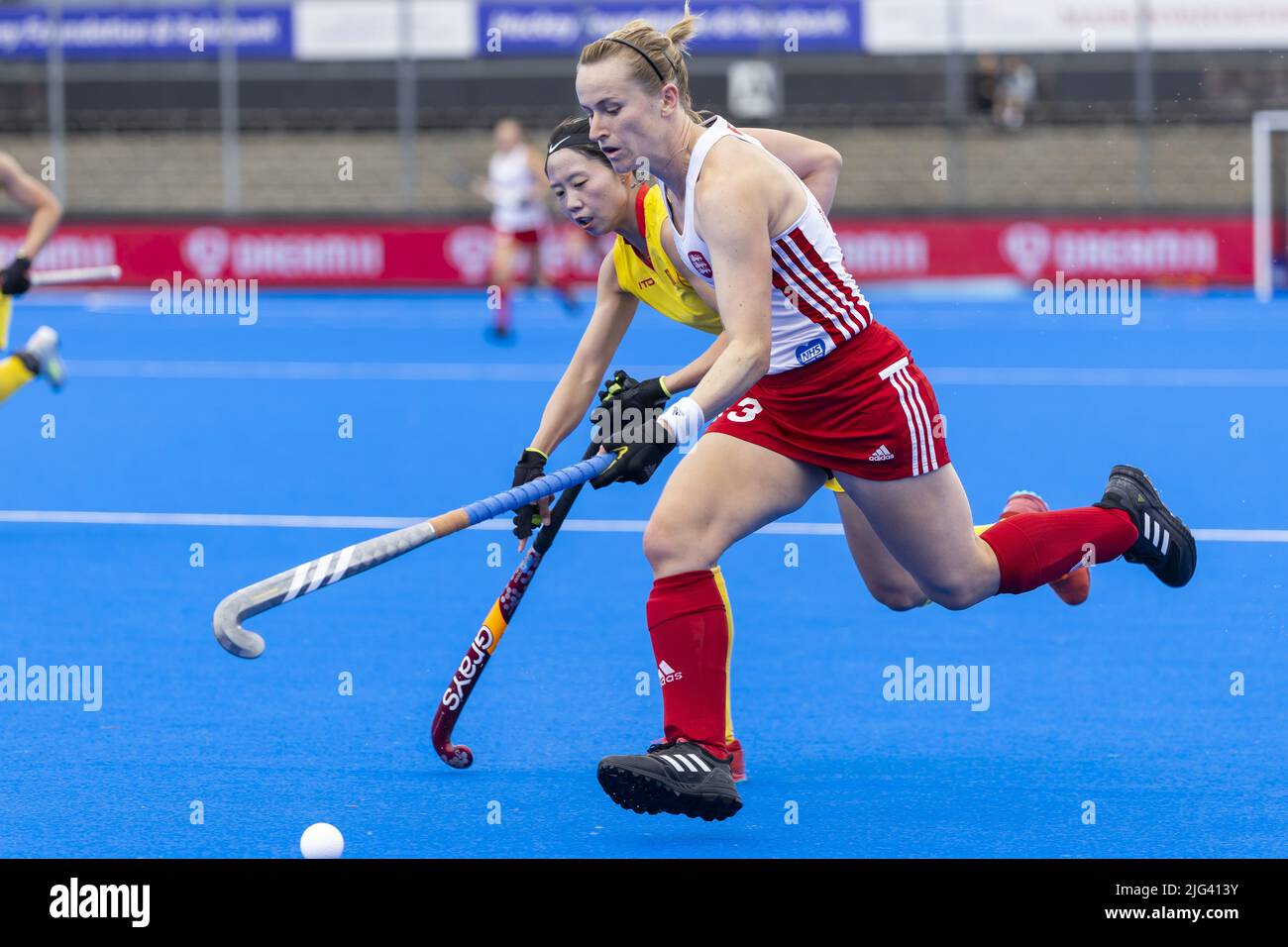 AMSTERDAM - Elena Rayer (ENG) duels avec Jiali Zheng (CHN) pendant le match entre l'Angleterre et la Chine aux championnats du monde de hockey au stade Wagener, sur 7 juillet 2022 à Amsterdam. ANP WILLEM VERNES Banque D'Images