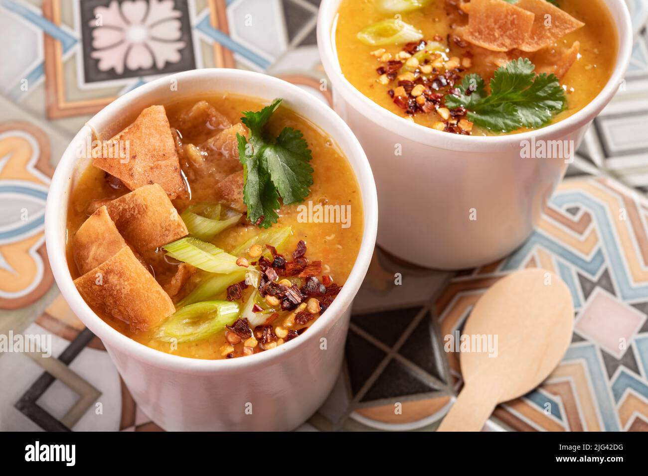 Soupe marocaine traditionnelle méditerranéenne aux lentilles, garnie de pain plat, de piment et de coriandre à emporter Banque D'Images