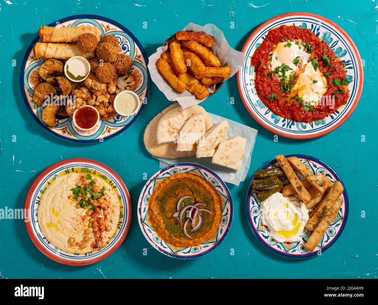 Petit déjeuner marocain traditionnel de l'est méditerranéen avec légumes frits, halloumi, falafel, shakshuka, houmous, trempette de lentilles rouges et pain plat Banque D'Images