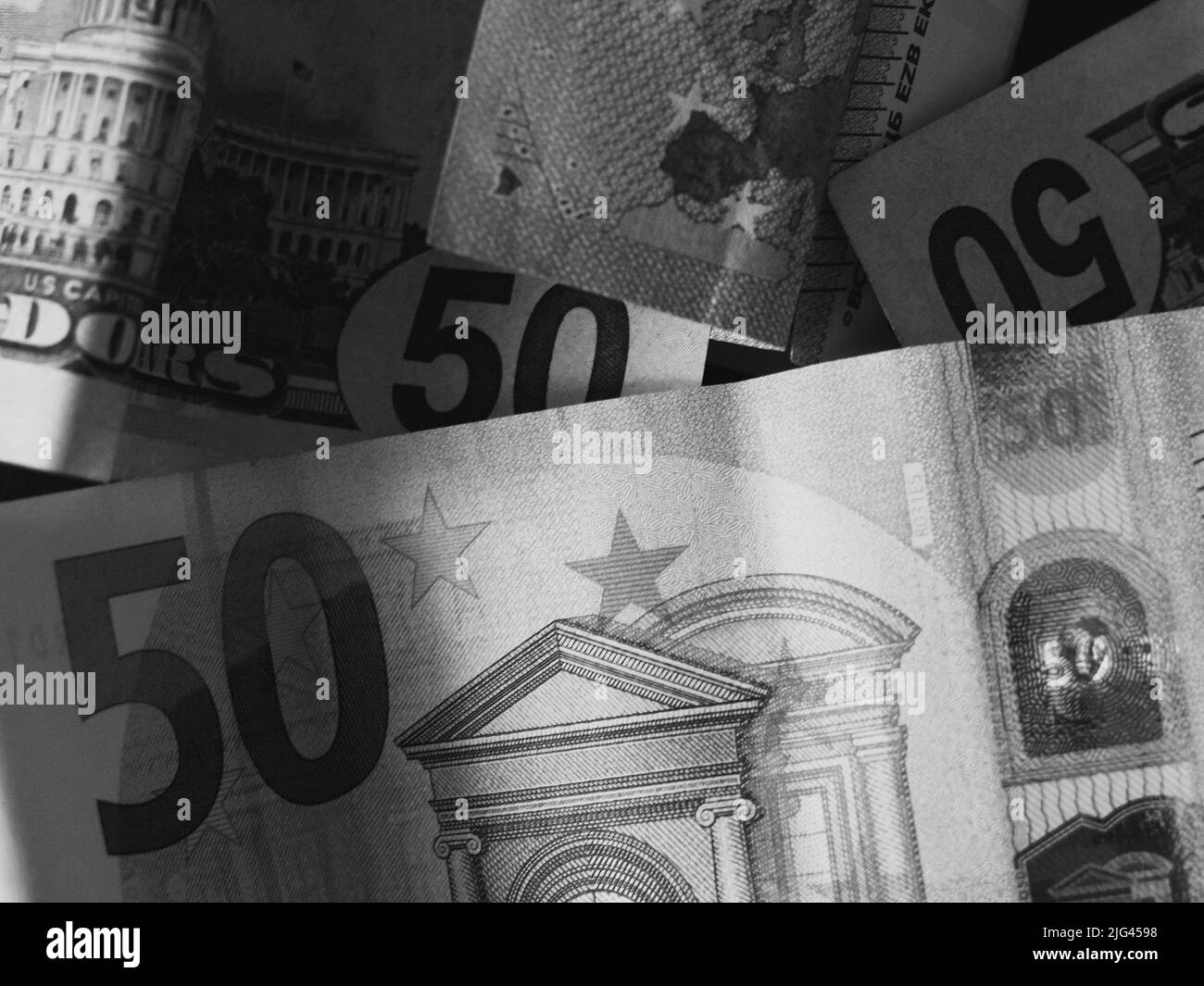 Billets en papier en coupures de 50 dollars et 50 euros, gros plan. Image en noir et blanc. Banque D'Images