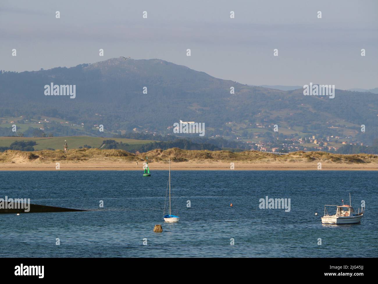 Un avion de transport de passagers à l'aéroport de Santander vu de l'autre côté de la baie Santander Cantabria Espagne Banque D'Images