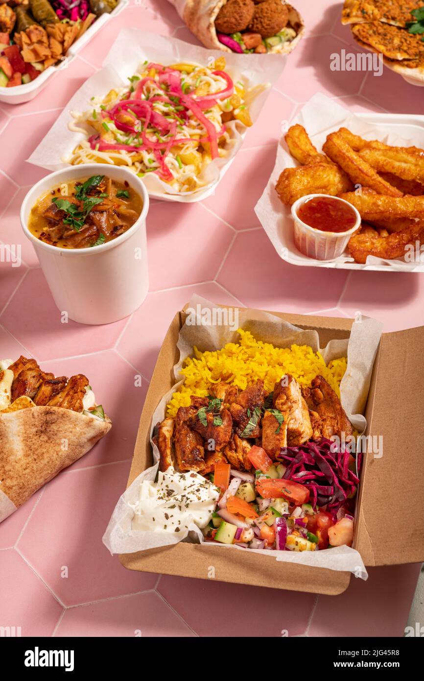 Variété de plats traditionnels méditerranéens arabes à emporter pour le partage Banque D'Images
