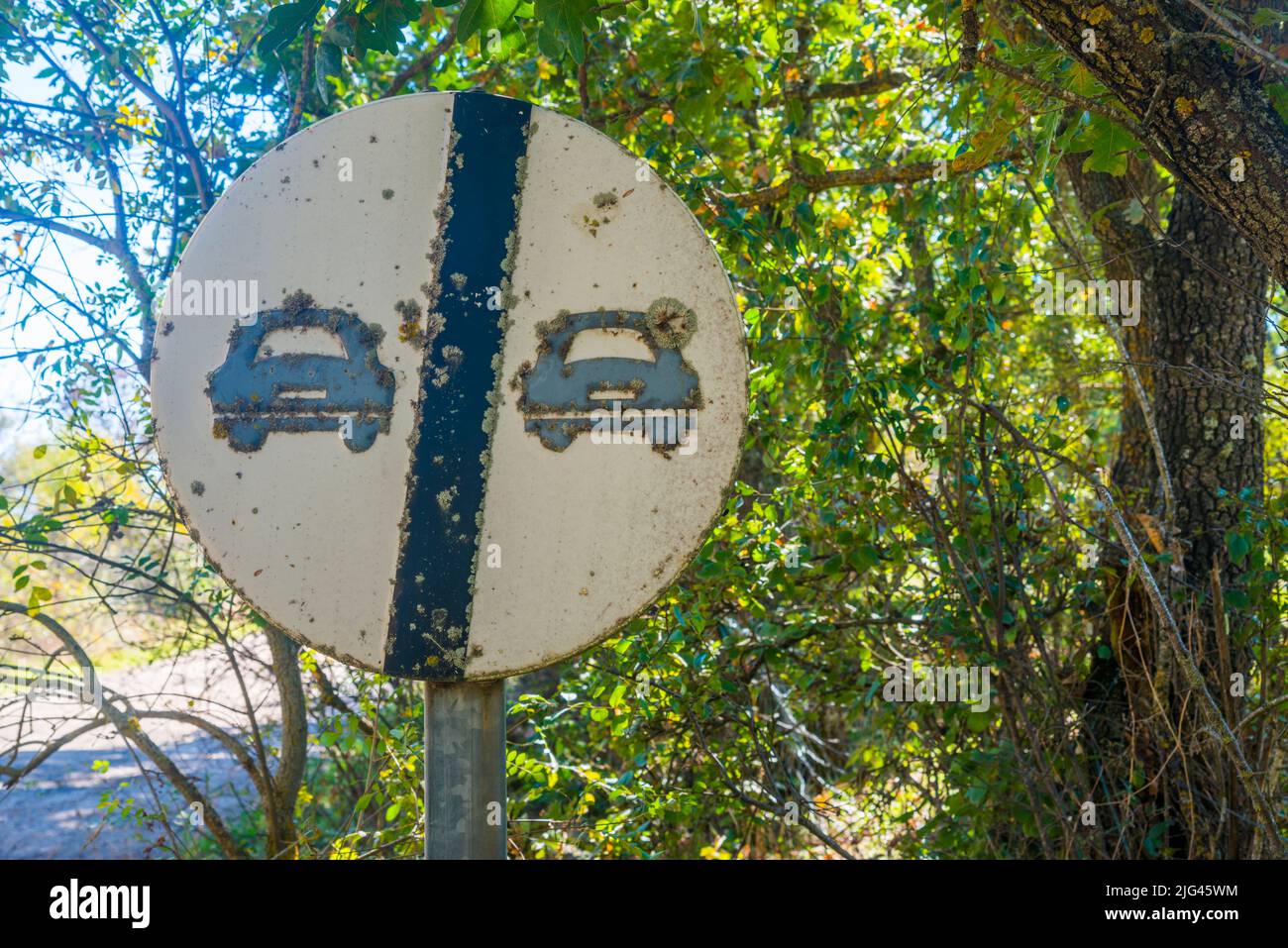 Ancien signal de circulation : pas de dépassement. Piñuecar, province de Madrid, Espagne. Banque D'Images