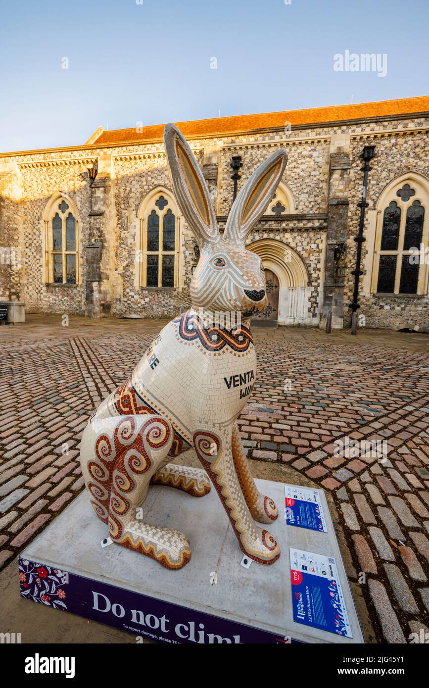 « Lepus Roman Hare », une sculpture en mosaïque d'Emma Abel dans les lièvres du Hampshire, événement de piste d'art public d'été devant le Grand Hall de Winchester Banque D'Images