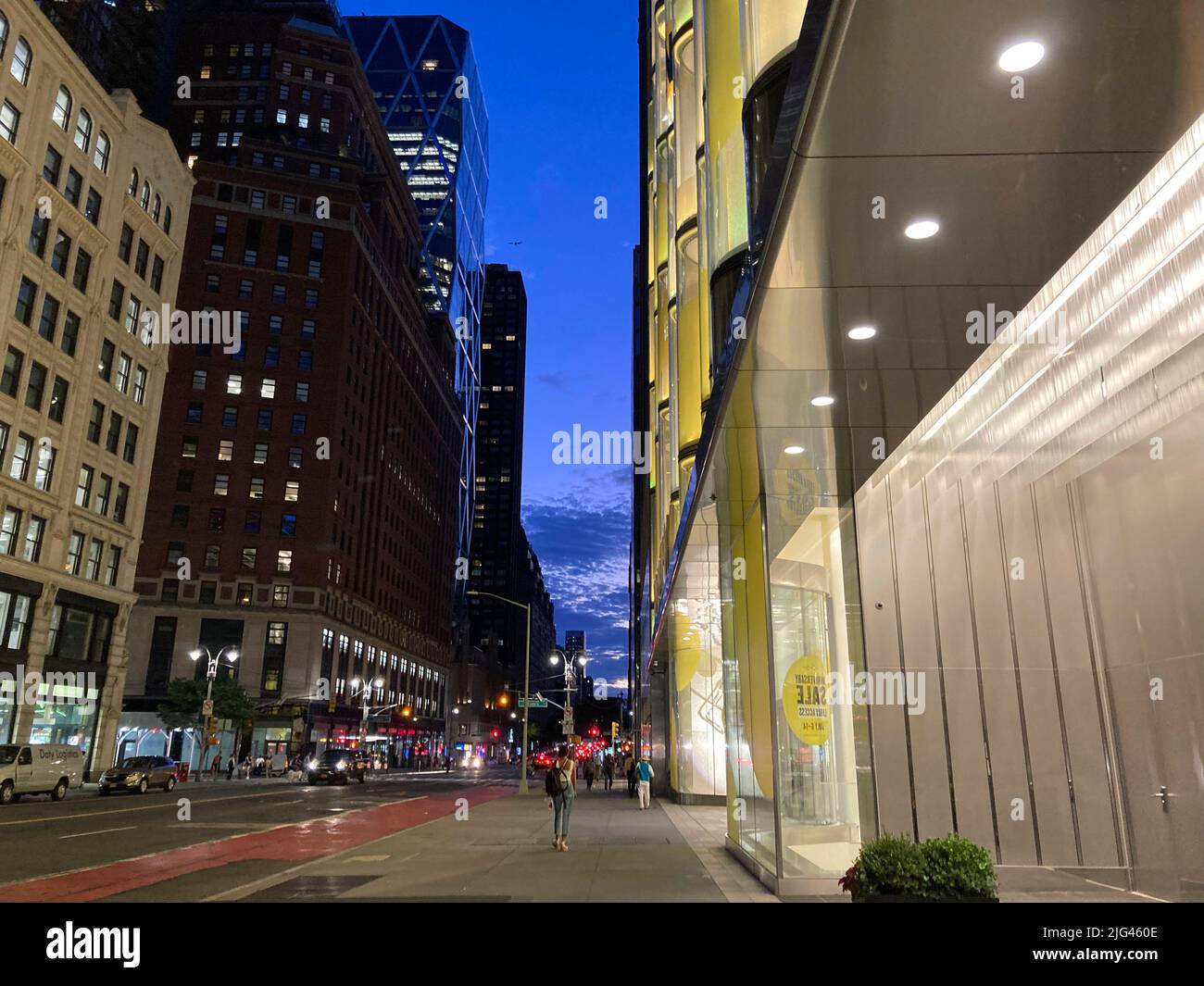 Nordstrom grand magasin, à droite, sur la ligne des milliardaires, au coucher du soleil mercredi, 6 juillet 2022. (© Frances M. Roberts) Banque D'Images