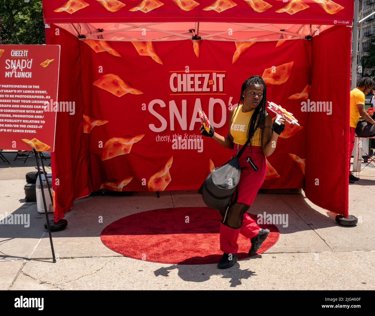 Activation de la marque pour le produit Keez-IT Snap de Kellogg à Flatiron Plaza vendredi, 24 juin 2022. Kellogg a annoncé qu'elle allait se transformer en trois sociétés, les céréales, la grignotage mondiale et les protéines végétales. (© Richard B. Levine) Banque D'Images