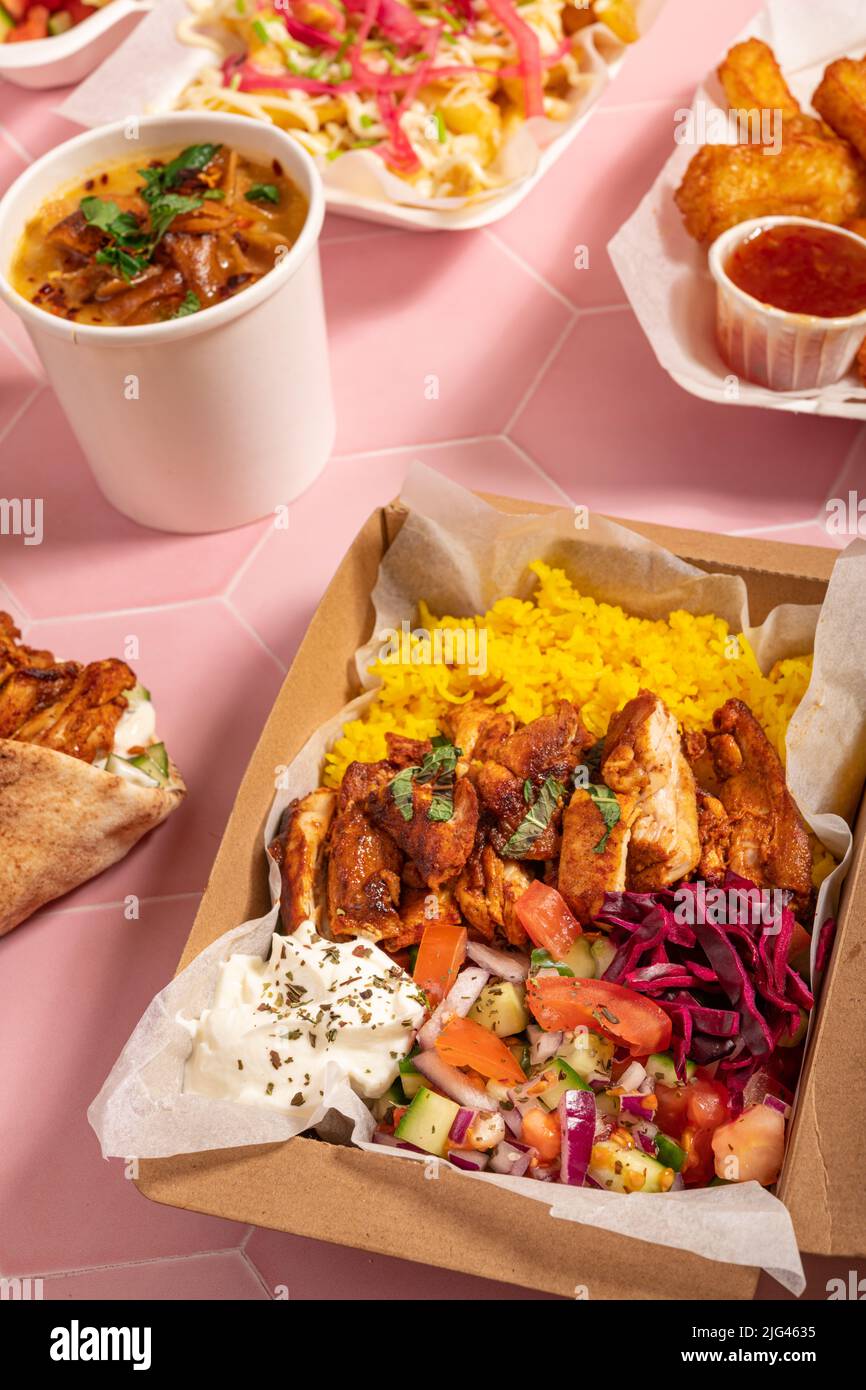 Variété de plats traditionnels méditerranéens arabes à emporter pour le partage Banque D'Images