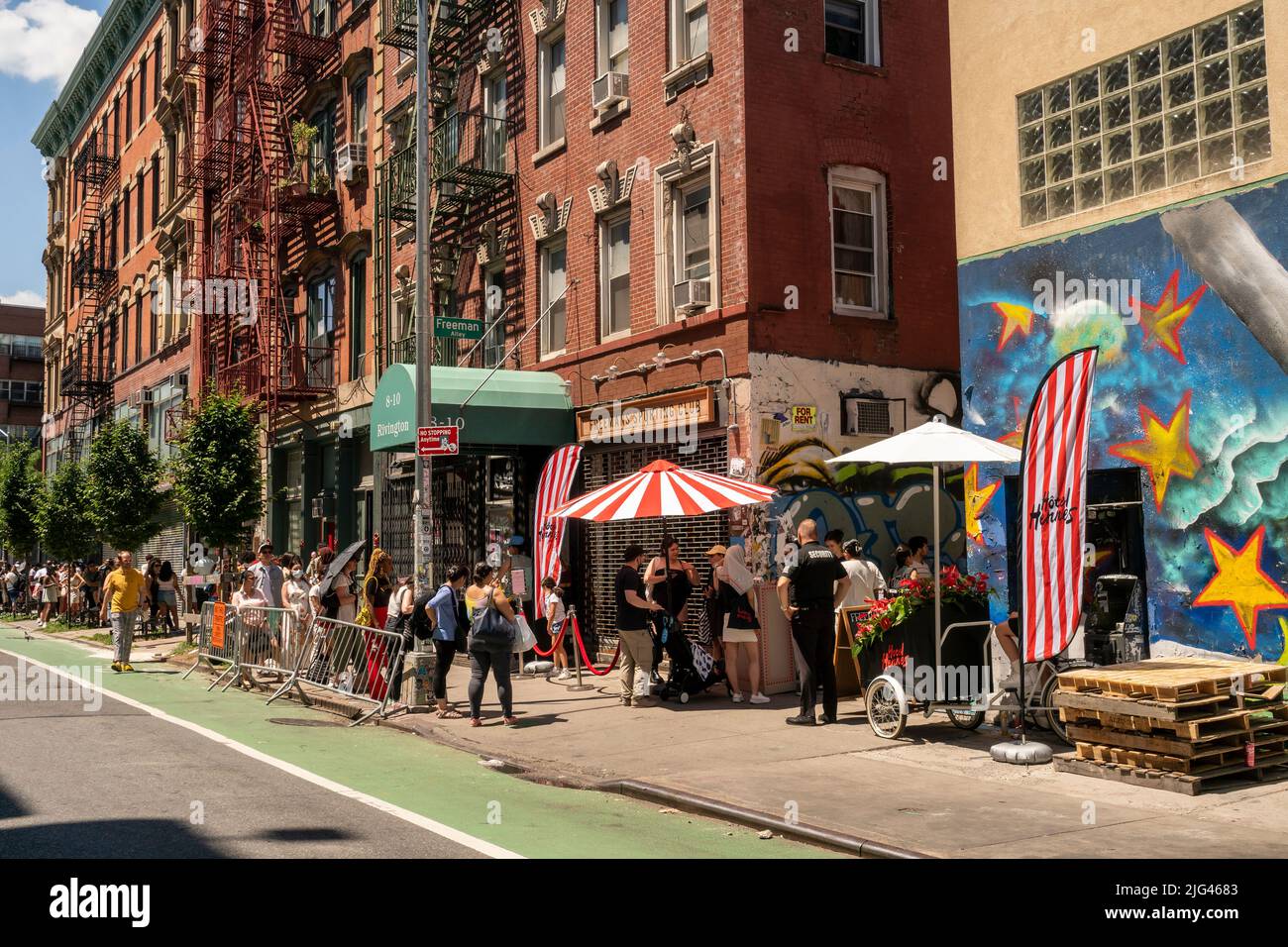 Les gens attendent jusqu'à trois heures de cuisson au soleil pour entrer dans l'activation de la marque H&M Hotel Hennes à l'hôtel Freeman, dans le Lower East Side à New York, samedi, 25 juin 2022. (©ÊRichard B. Levine) Banque D'Images