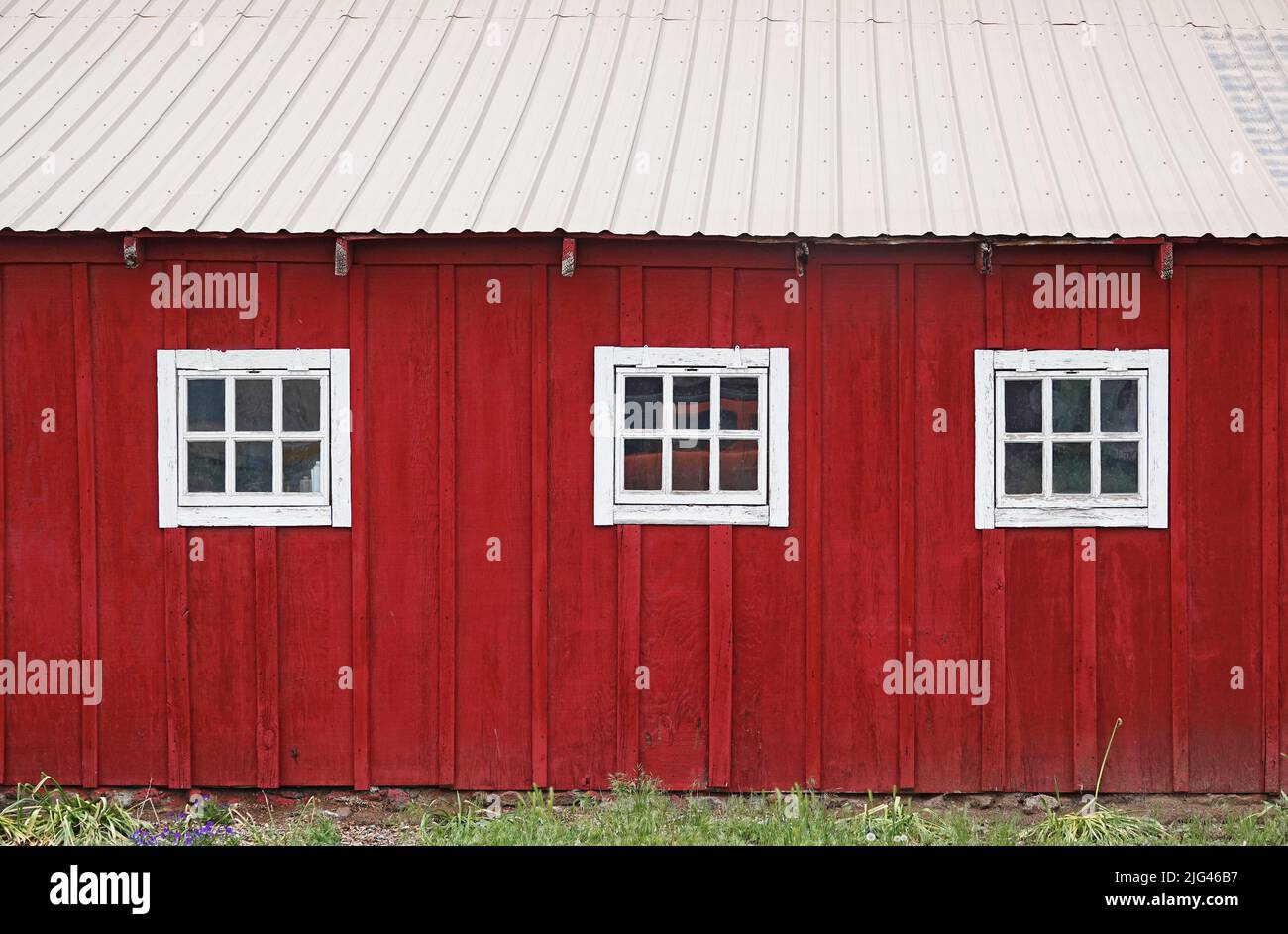 Une belle ancienne grange en bois rouge sur une ferme près de Tumalo, Oregon. Banque D'Images