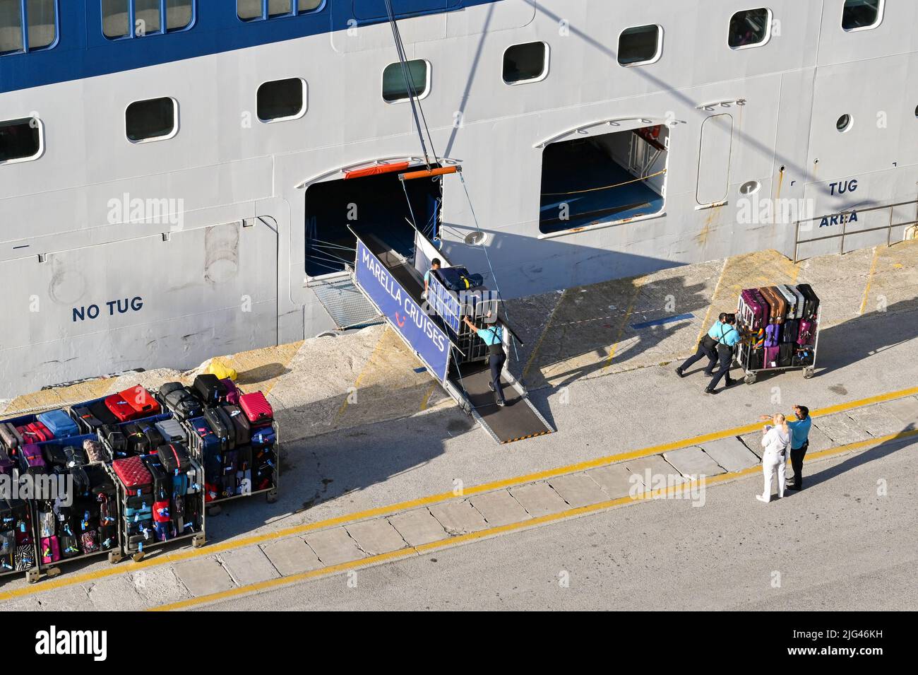 Corfou, Grèce - juin 2022 : équipage déchargeant les bagages des passagers dans le port de Corfou après la fin d'une croisière autour des îles grecques Banque D'Images
