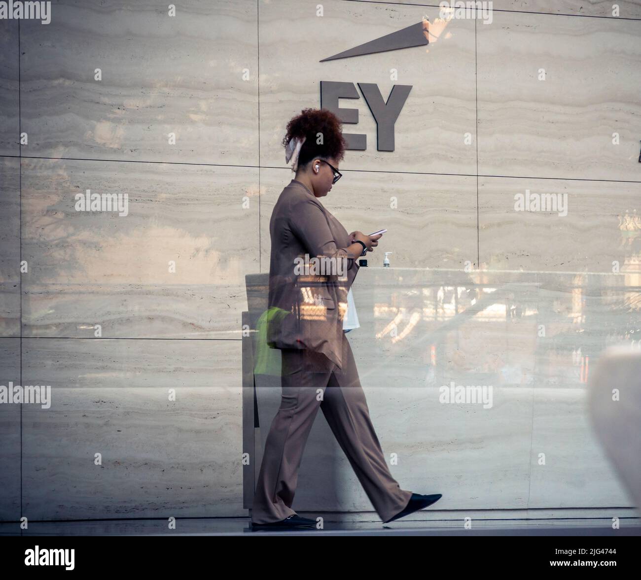 Le logo du cabinet comptable Ernst & Young (EY) est visible mercredi à New York sur le mur du hall de l'immeuble de bureaux de Manhattan West de Brookfield, à Hudson yards, au 29 juin 2022. EY a été condamné à une amende de $100 millions par la SEC après avoir découvert que certains de ses employés avaient triché lors de leurs examens CPA. La tricherie remonte à plusieurs années et EY en était conscient, mais n'a rien fait. (© Richard B. Levine) Banque D'Images