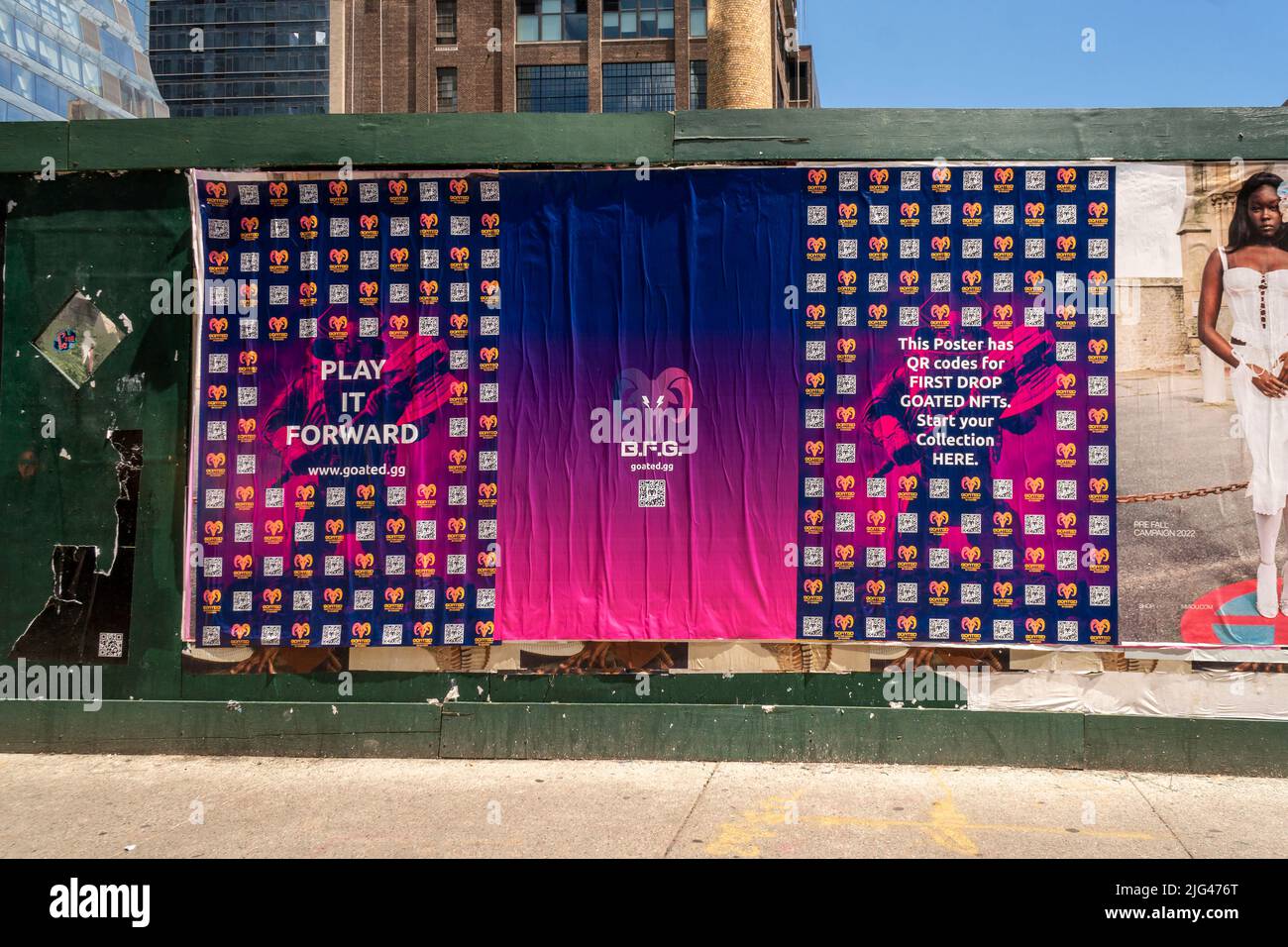 Affiches annonçant les NFT associés à la crypto-monnaie du GOATED dans le quartier des chantiers d'Hudson à New York, mercredi, 29 juin 2022. La start-up est commercialisée comme une crypto pour les joueurs. (© Richard B. Levine) Banque D'Images