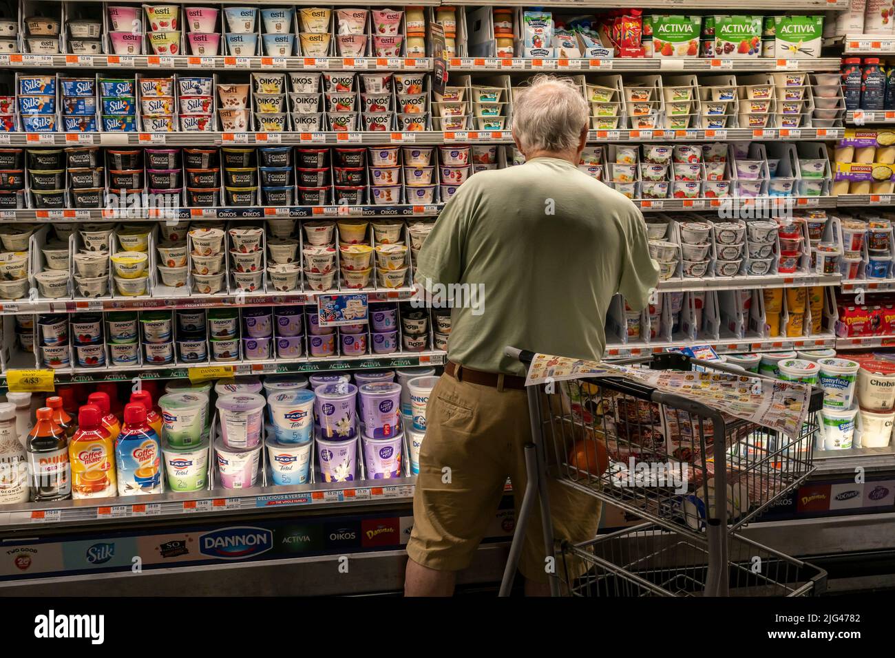 Shopping dans un supermarché à New York vendredi, 1 juillet 2022. Les prix des marchandises ont augmenté de 6,3 % en mai par rapport à l'année précédente. (© Richard B. Levine) Banque D'Images