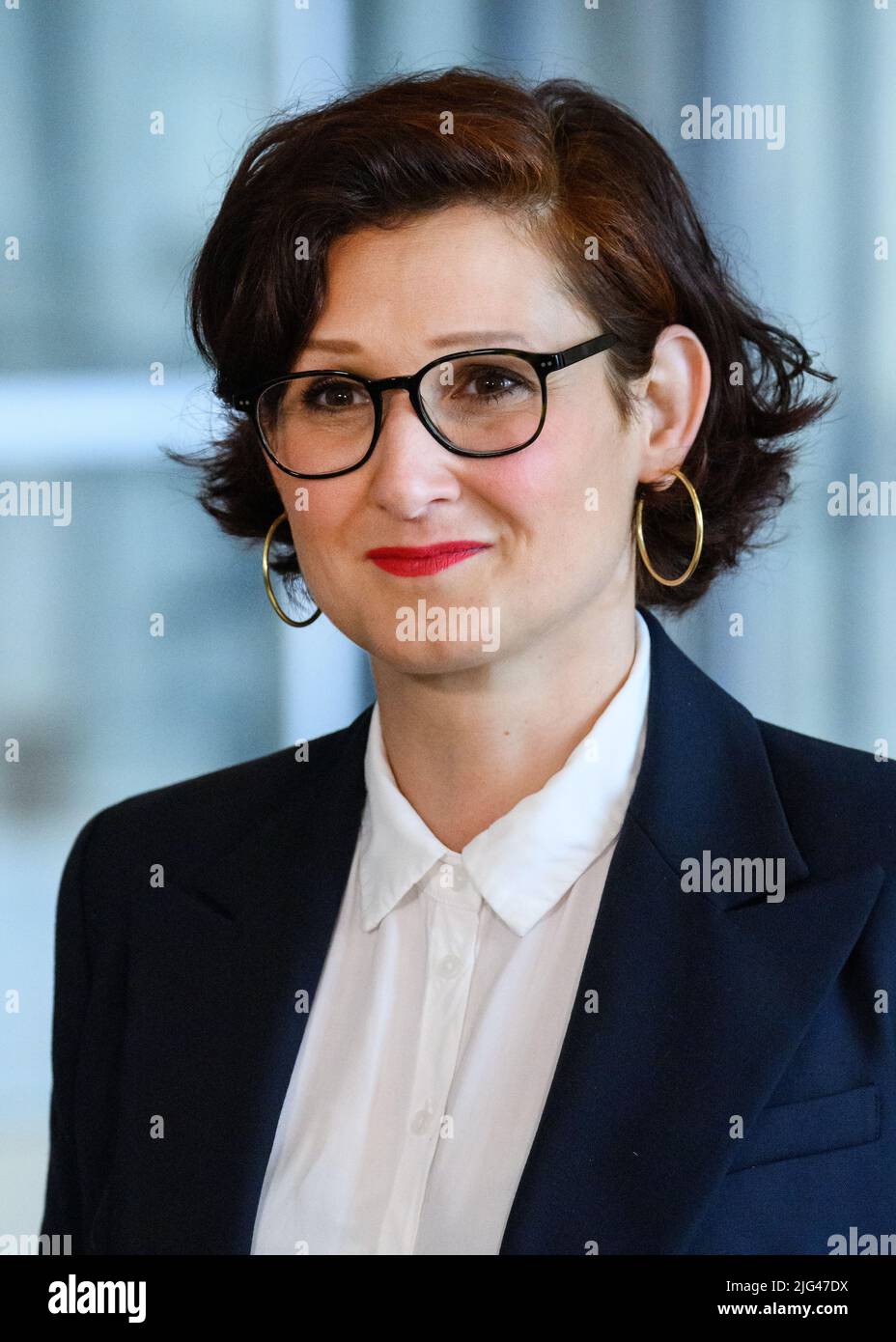 Berlin, Allemagne. 07th juillet 2022. L'attaché de presse Ferda Ataman après son élection en tant que Commissaire indépendant fédéral anti-discrimination au Bundestag allemand. Credit: Bernd von Jutrczenka/dpa/Alamy Live News Banque D'Images