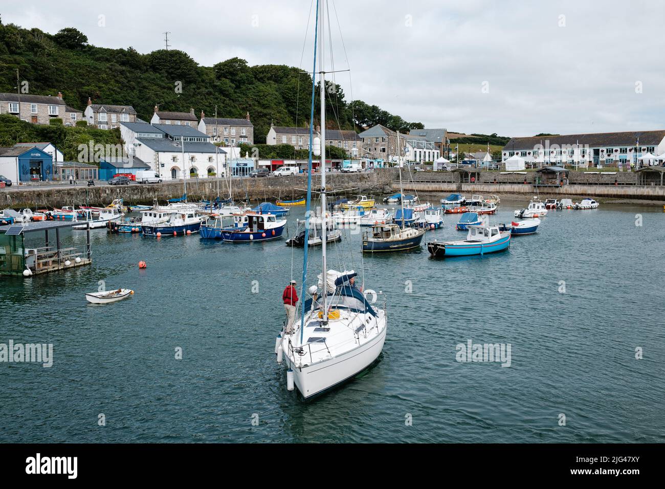 Un yacht de visite quittant le port de Porthleven, Cornwall Banque D'Images