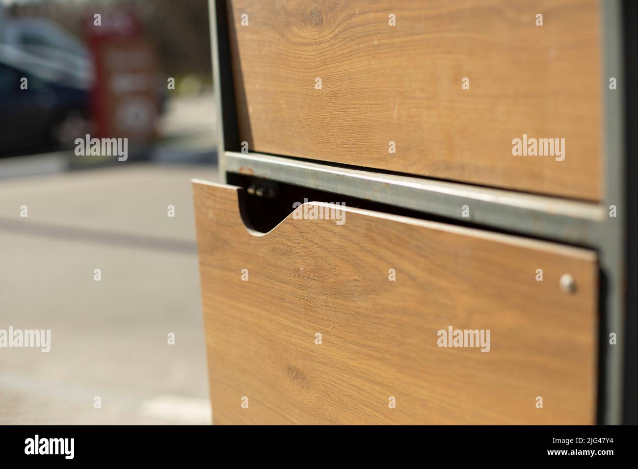 Armoire en bois pour déchets. placard à ordures. Banque D'Images