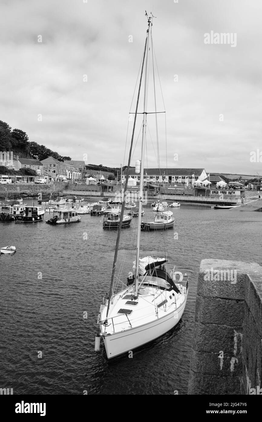Un yacht de visite quittant le port de Porthleven, Cornwall Banque D'Images