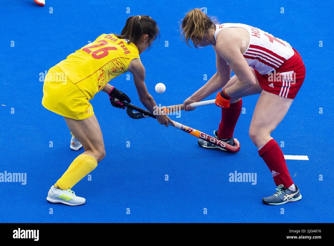 AMSTERDAM - Yang Chen (CHN) et Tessa Howard (ENG) pendant le match entre l'Angleterre et la Chine aux championnats du monde de hockey au stade Wagener, sur 7 juillet 2022 à Amsterdam. ANP WILLEM VERNES Banque D'Images