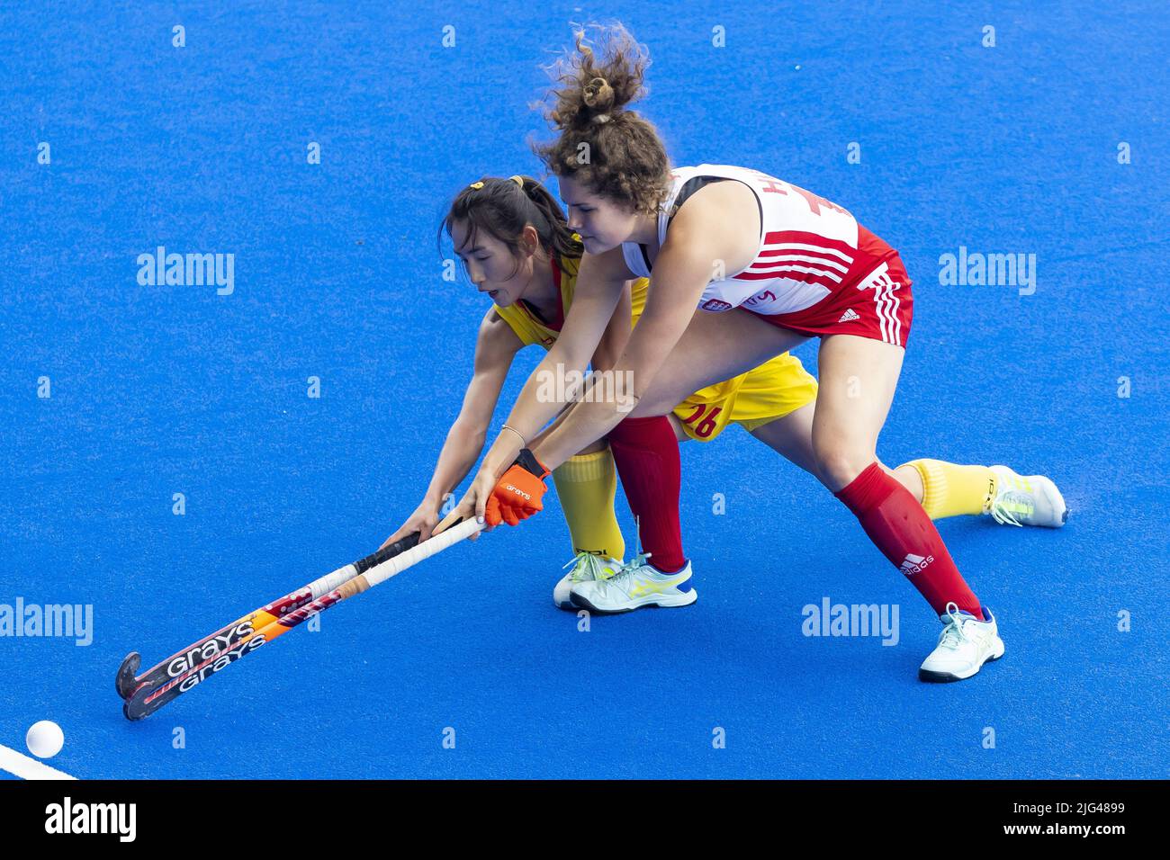 AMSTERDAM - Yang Chen (CHN) et Holly Hunt (ENG) pendant le match entre l'Angleterre et la Chine à la coupe du monde de hockey au stade Wagener, sur 7 juillet 2022 à Amsterdam. ANP WILLEM VERNES Banque D'Images