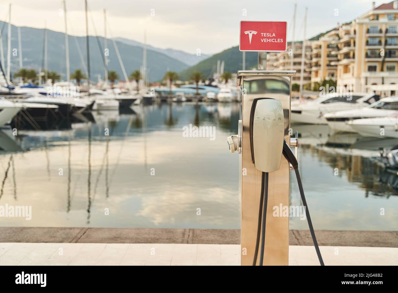 Tivat, Monténégro - 28 mai 2021 : chargement des véhicules électriques Tesla Banque D'Images